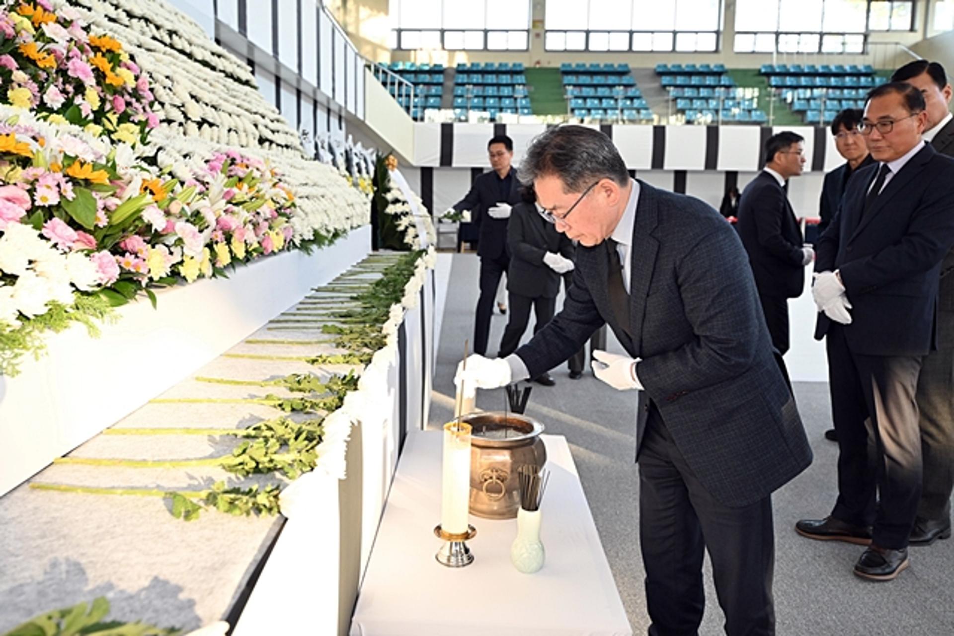 [동정] 김진열 군위군수, 산불피해 희생자 분향소 조문