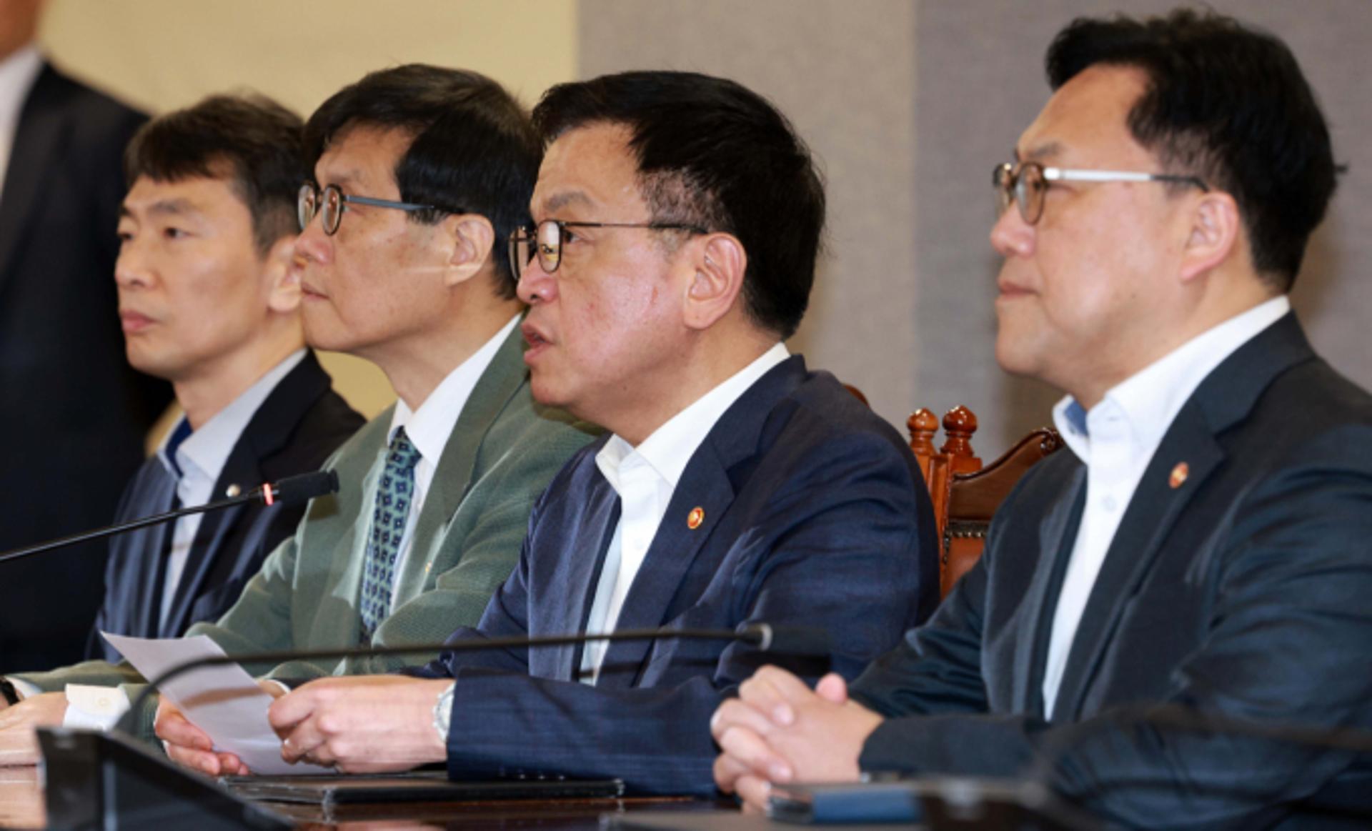 '美 관세 충격' 달러 환율 1470원 돌파… 최상목 "안정 조치 시행"