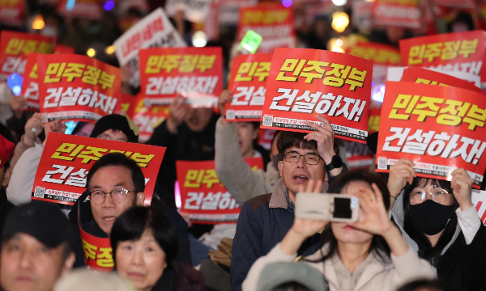 윤 전 대통령 파면 후 첫 주말… 봄비에도 광화문·시청 대규모 집회