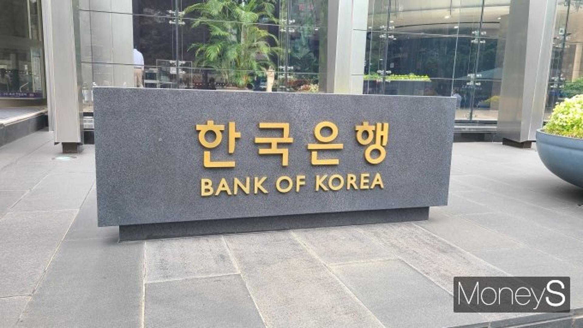 한은 "미 관세 불확실성 길어질지도… 필요시 시장 안정화 조치"