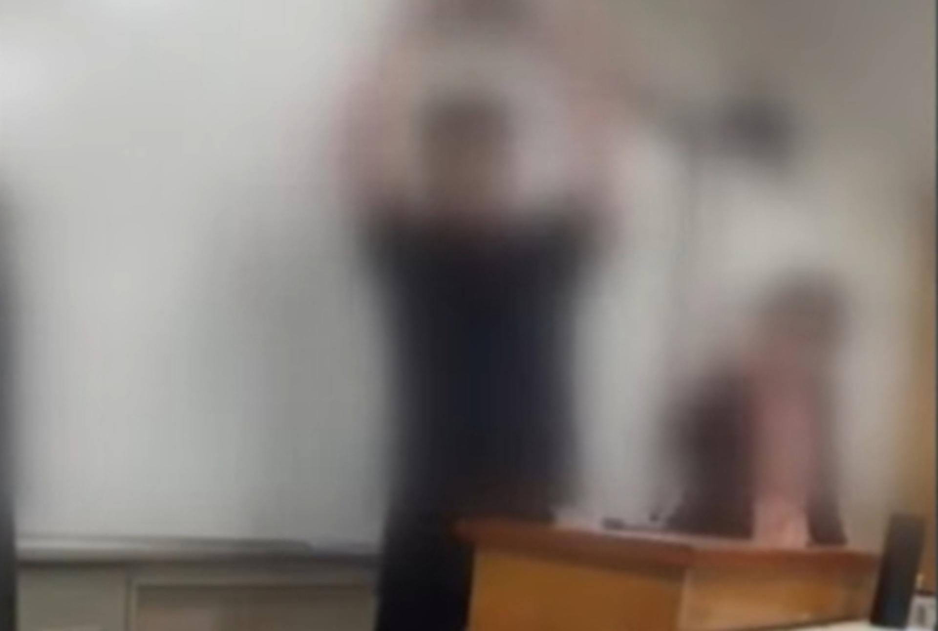 [영상] "왜 게임 못 하게 해"… 여교사 얼굴을 '퍽', 고3 난동 발칵