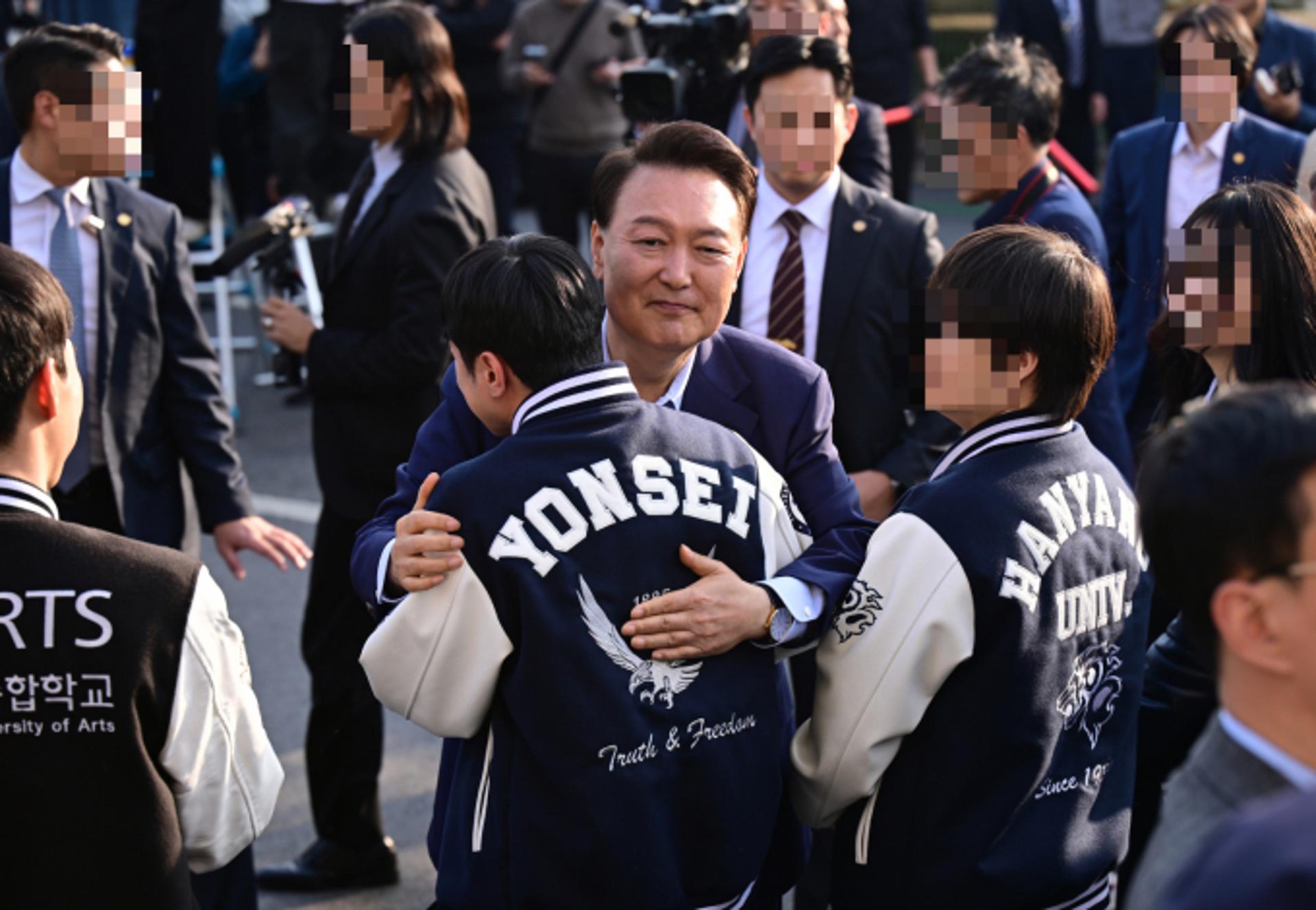 윤 전 대통령, 886일 만에 서초동 사저 복귀… "새로운 길 찾겠다"