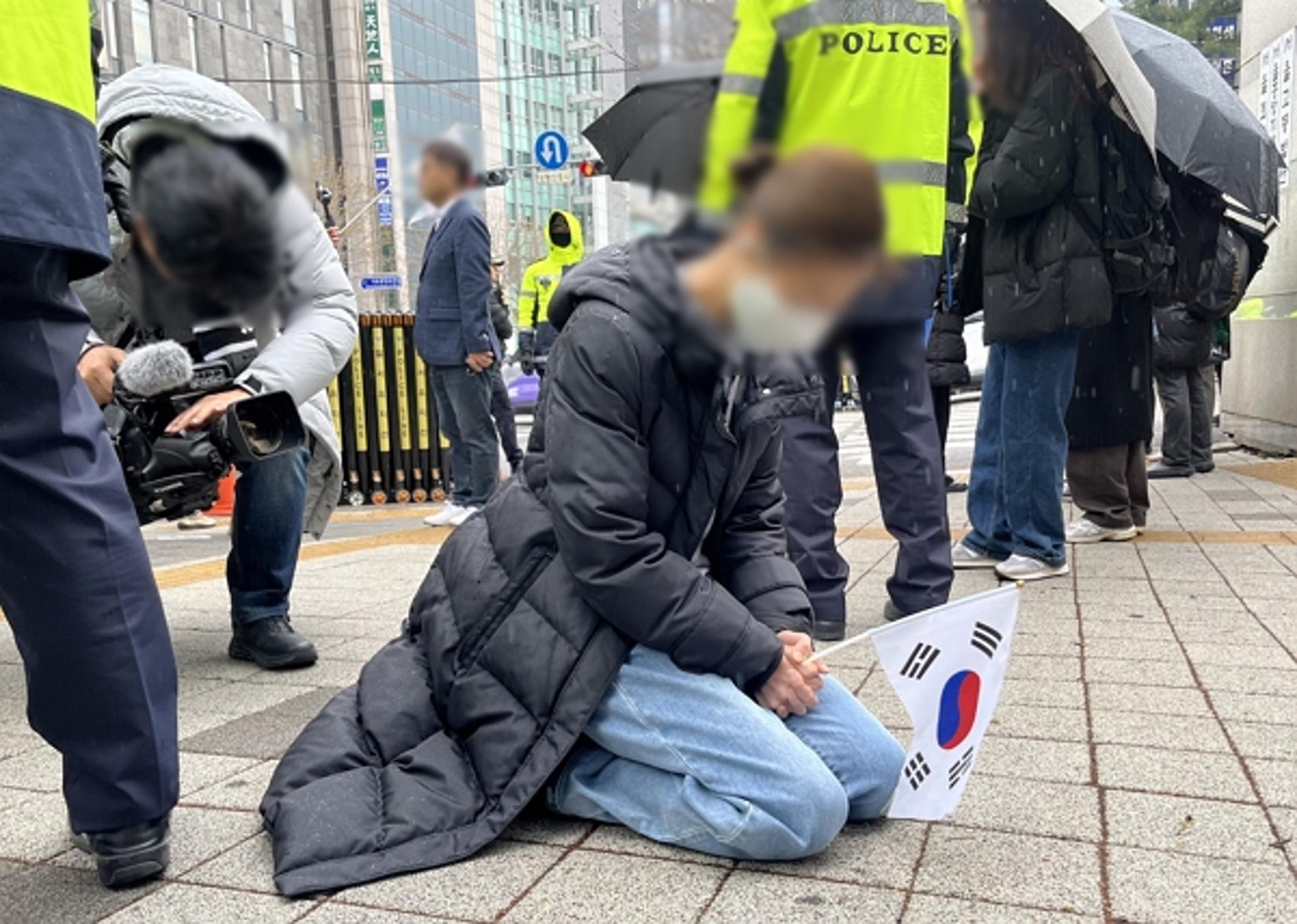 빗속에도 법원 모인 지지자들… 무릎 꿇고 "윤 어게인"