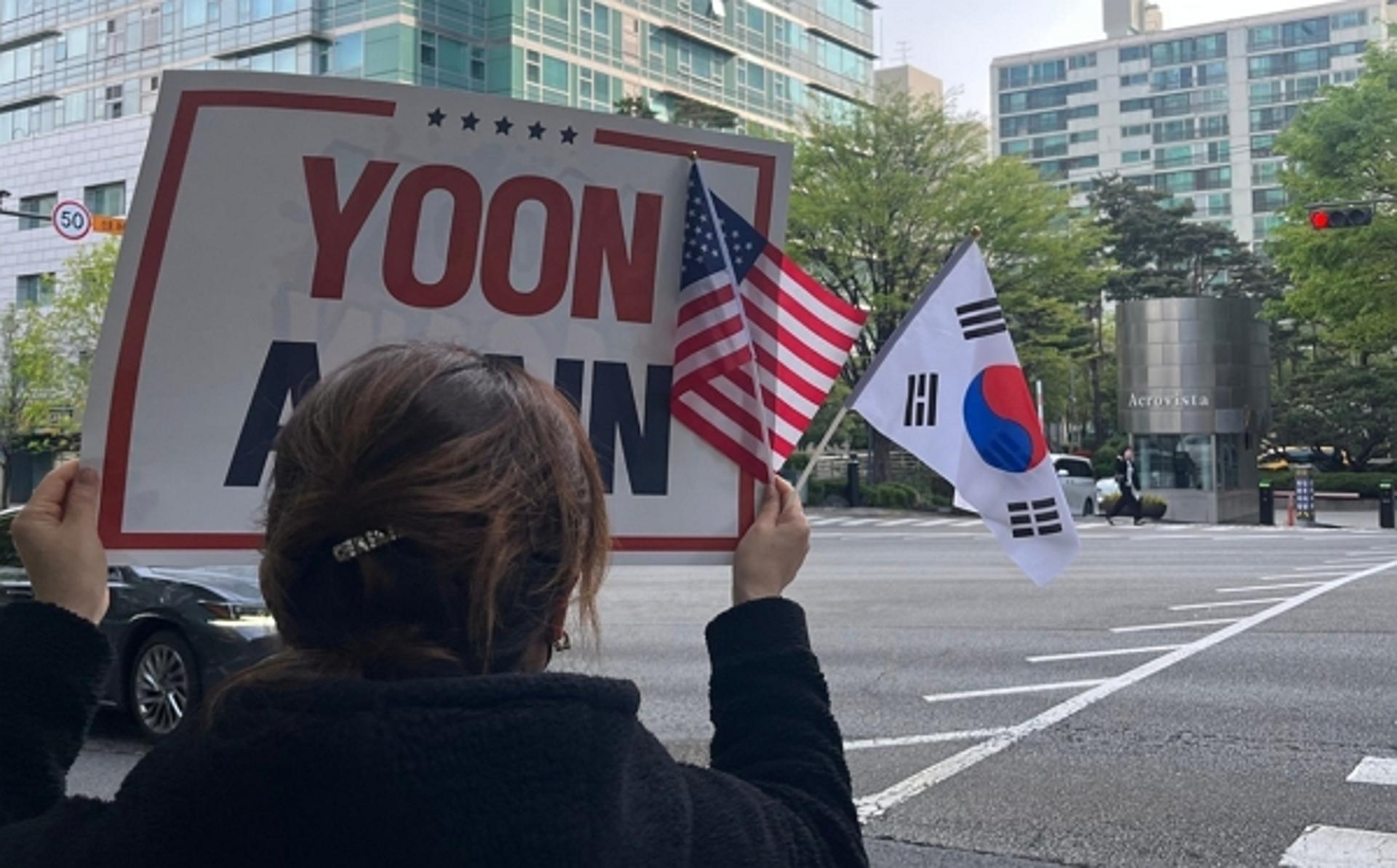 "힘내세요" "윤 어게인!"… 법원 모인 지지자, 성조기 흔들며 환호