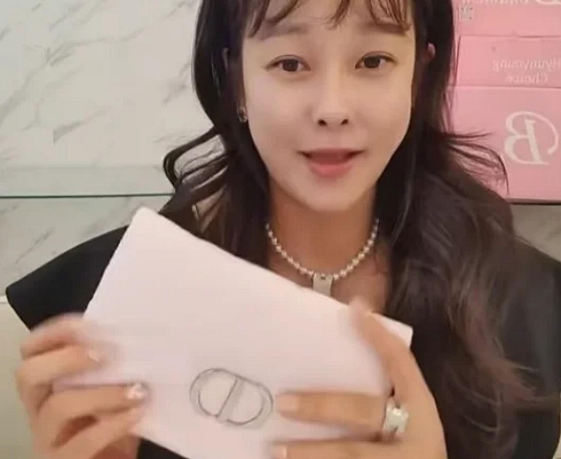 "끈 달아 명품백으로 사용"… 현영, 디올 사은품 되팔이 논란