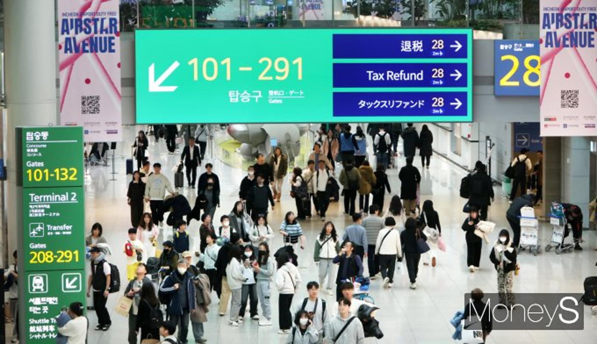 [momo톡] 탑승 수속만 3시간, 황금연휴 빠른 출국 돕는 꿀팁 '셋'