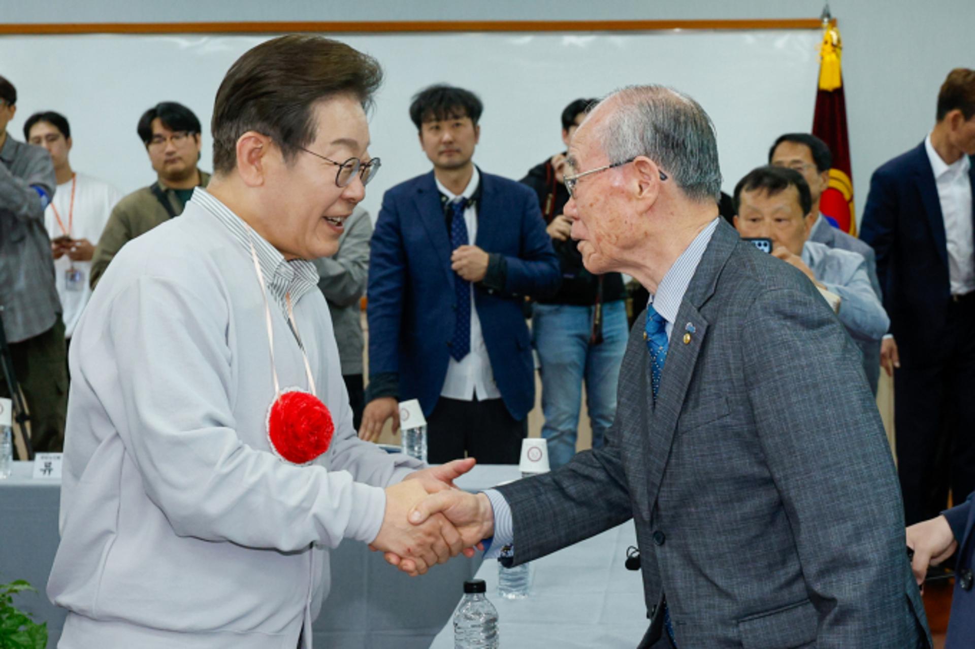 이재명 "기초연금 부부감액 줄일 것… 임플란트 개수도 늘린다"