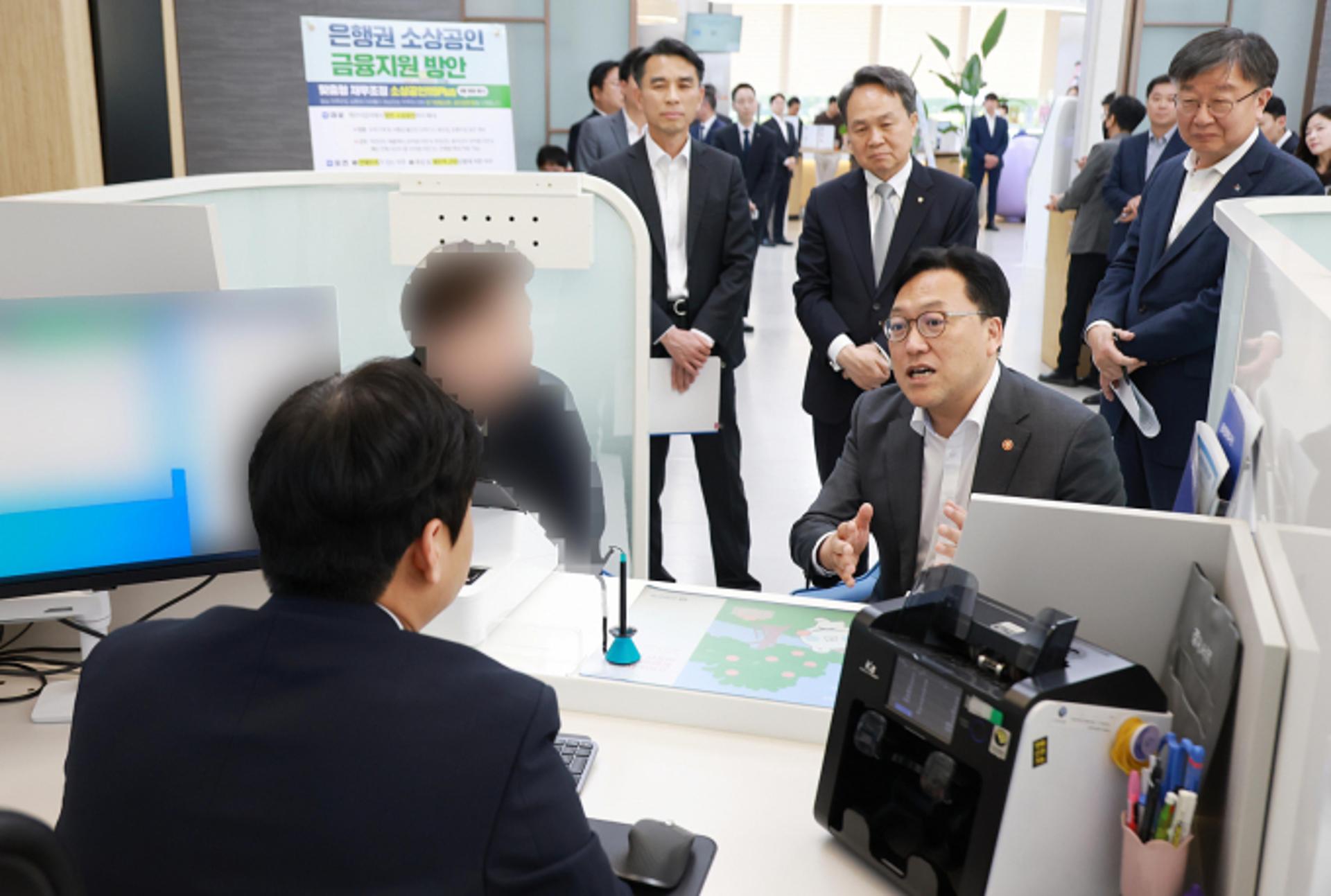김병환, 소상공인 지원 현장 방문… 7월 소상공인성장촉진 상품 나온다