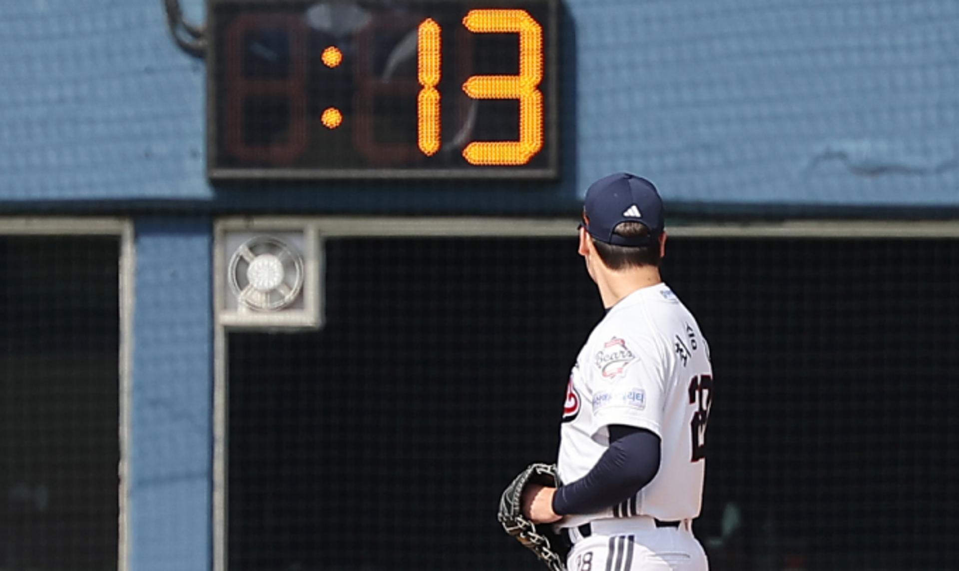 피치클락 도입 후 경기 시간 13분 감소… KBO "적응 빠르게 이뤄져"