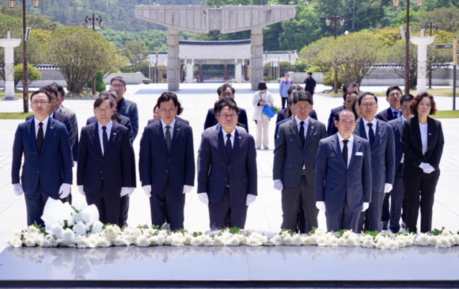 강기정 광주시장, 실국장단과 5·18민주묘지 참배