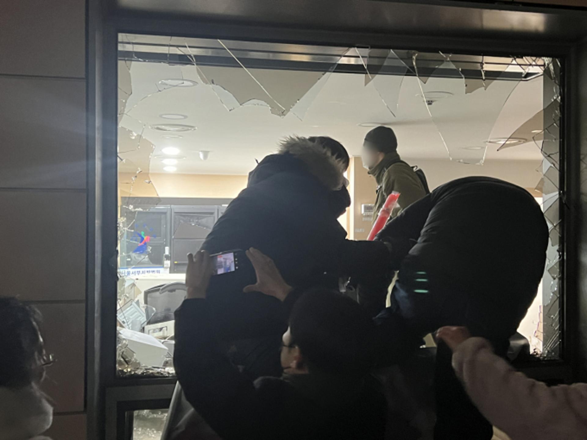 '서부지법 난동' 오늘 첫 선고… 반성문 15장 제출, 처벌 수위 주목