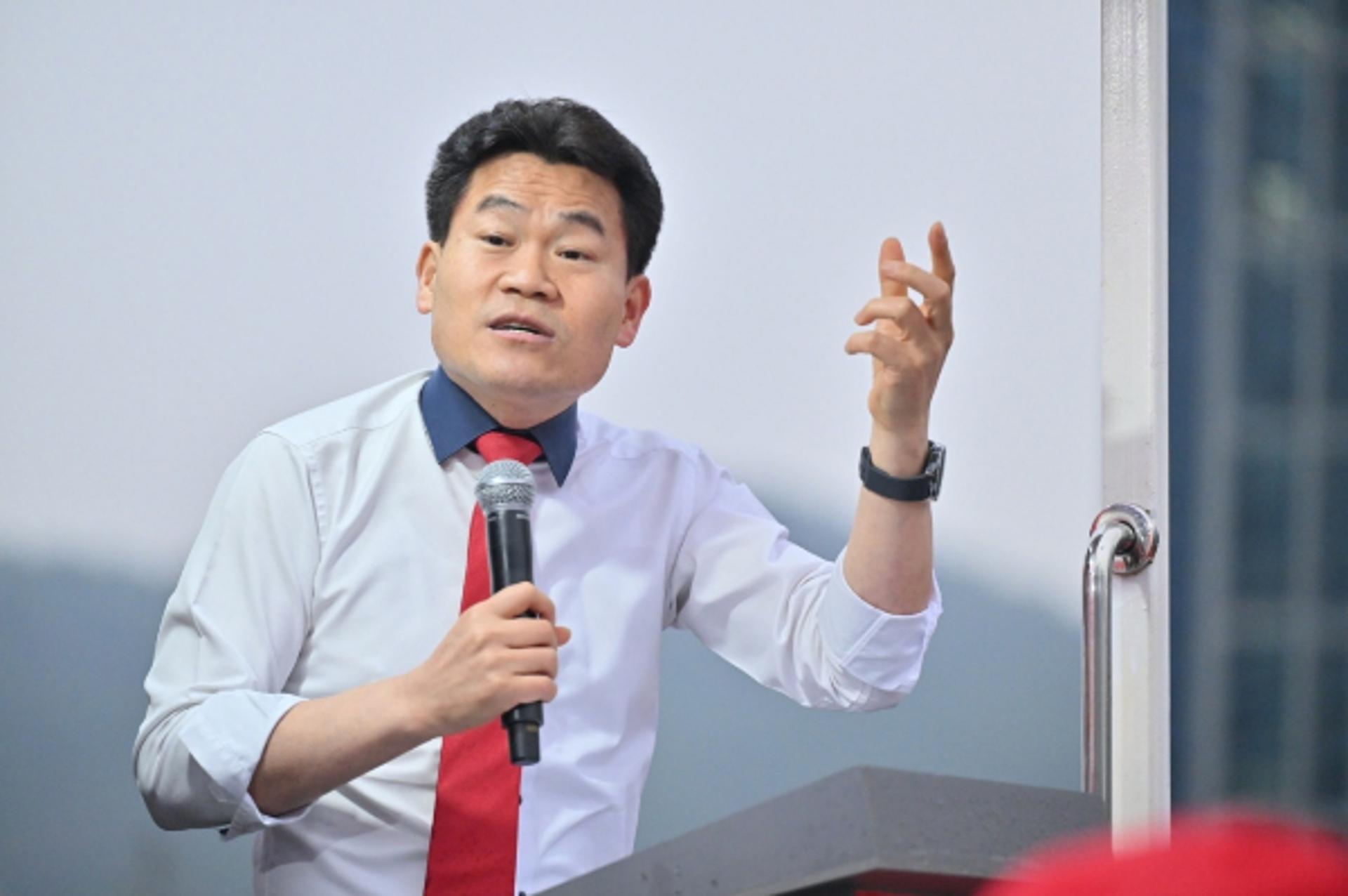 "방송 잘리고 손절 당해"… '계엄 옹호' 전한길, 결국 강단 떠나
