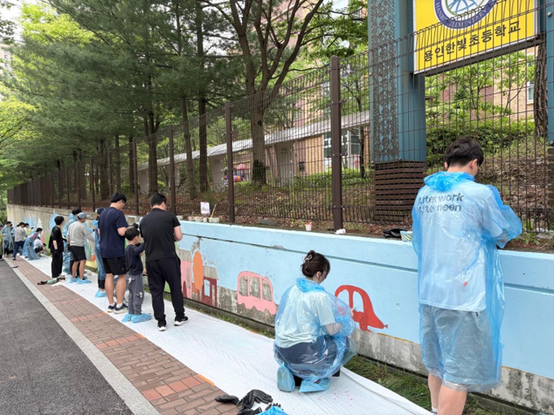 한국앤컴퍼니그룹 임직원 '벽화 그리기' 봉사활동 나서