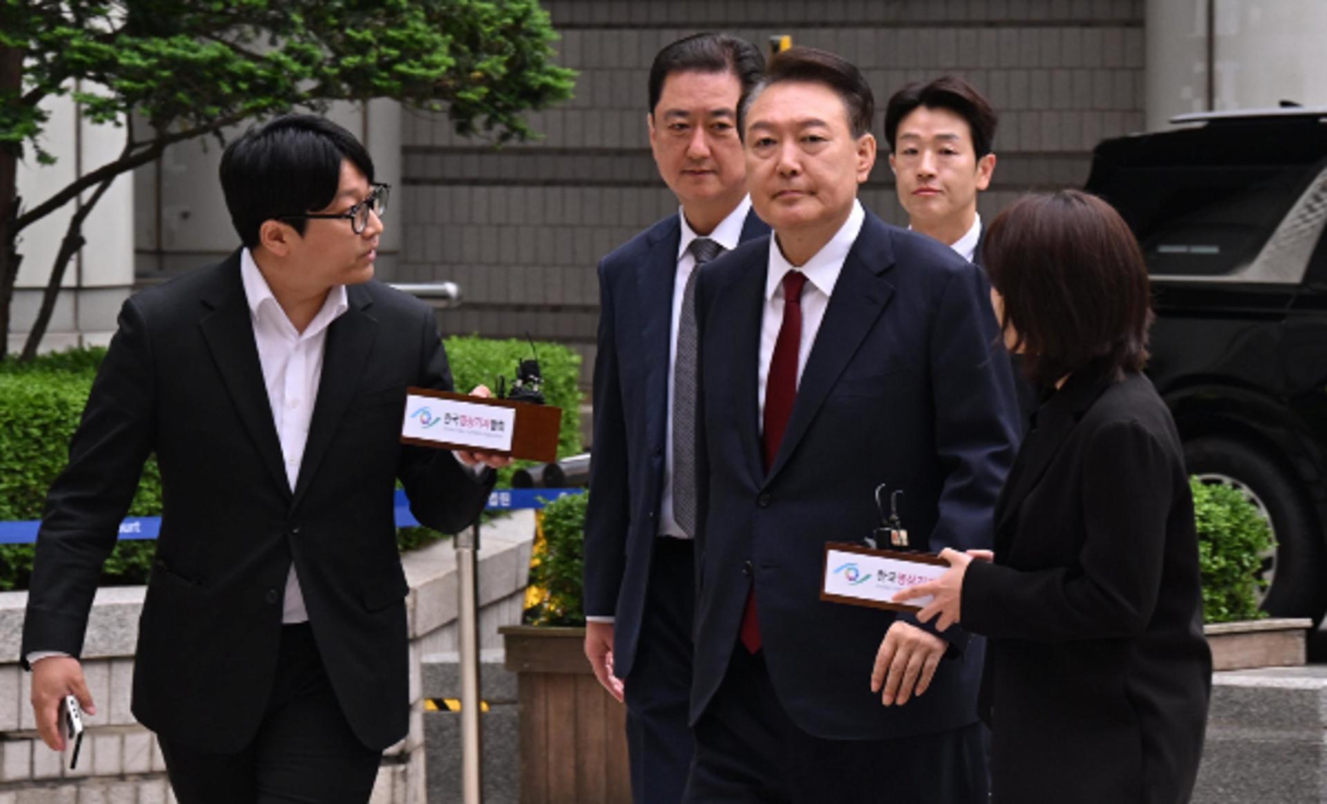 '탈당' 윤 전 대통령, 두 번째 포토라인… '비상계엄 사과' 질문에 침묵