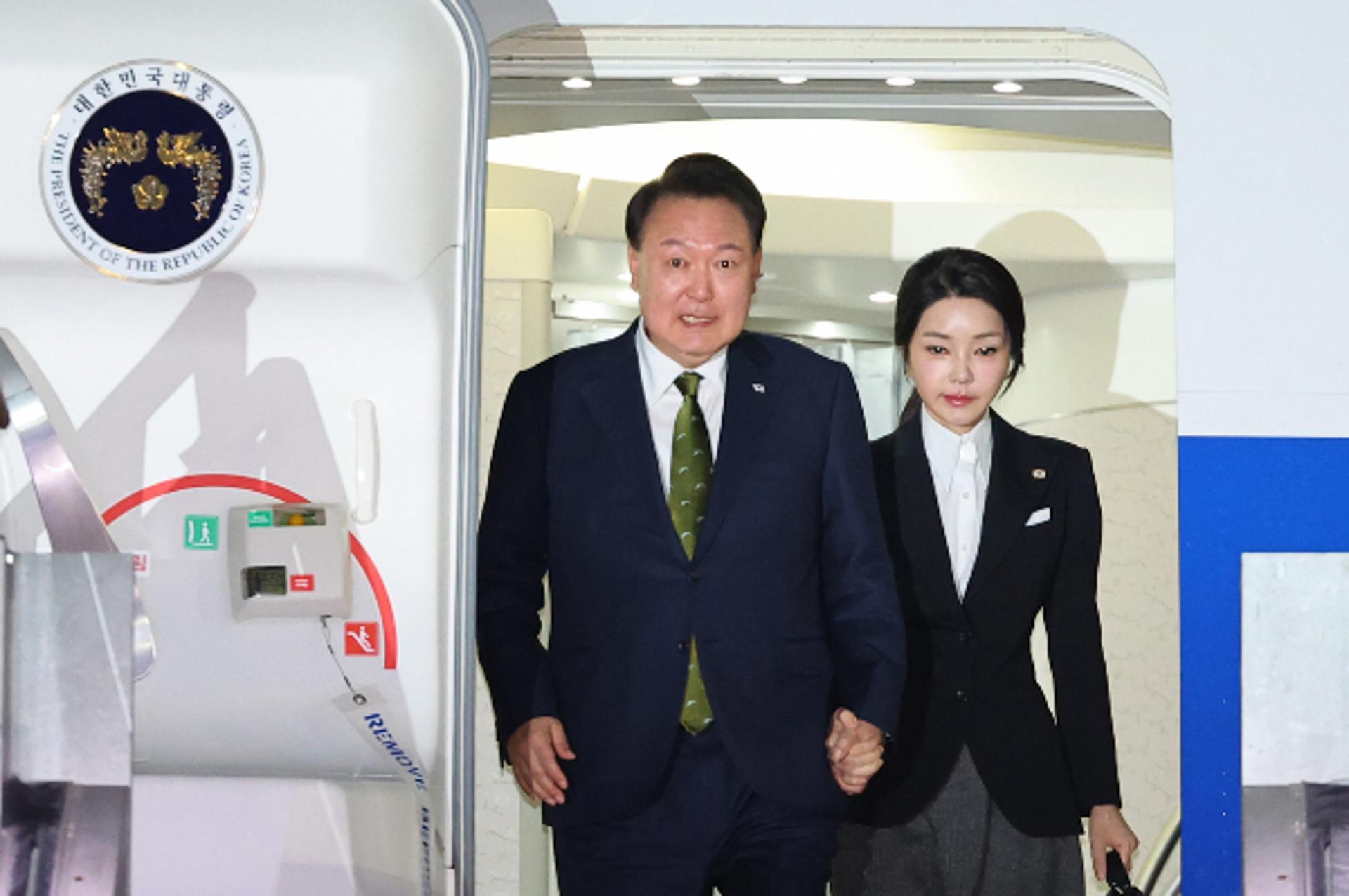 '샤넬백' 김 여사 비서에 전달 정황… "웃돈 주고 제품 교환"