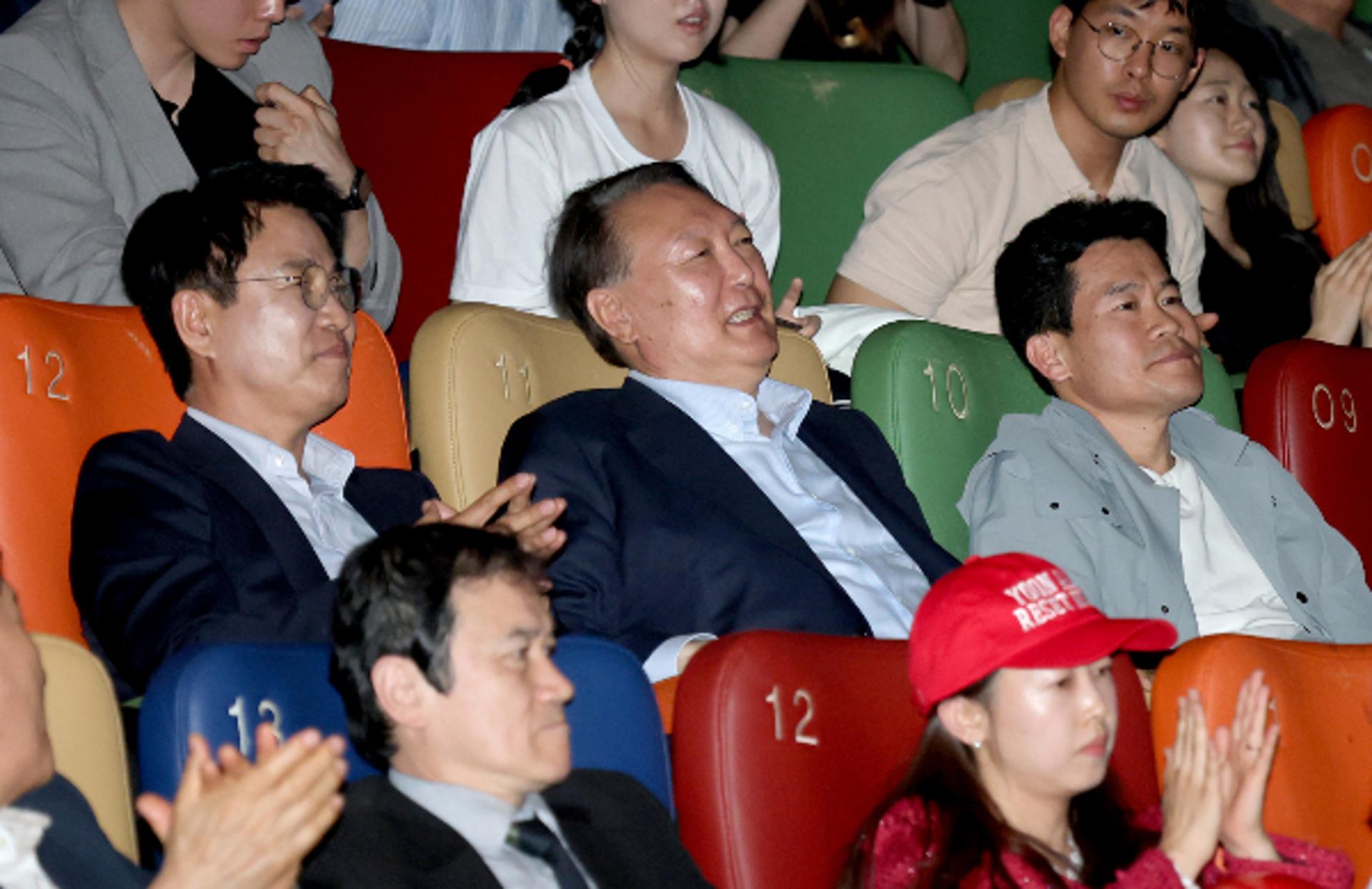 윤석열, 전한길·이영돈과 '부정선거 다큐' 관람… "좋았어요" 박수