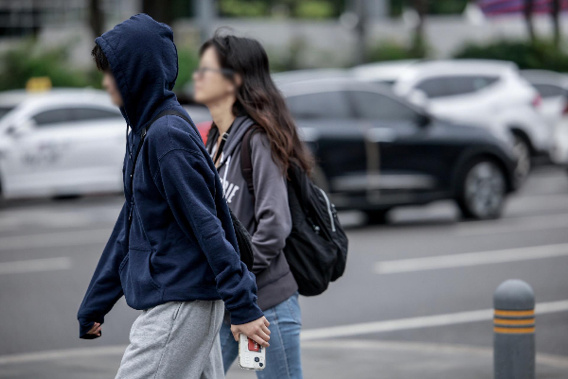 [오늘 날씨] 한낮 최고 23도 '뚝'… 평년보다 기온 낮아 '시원'