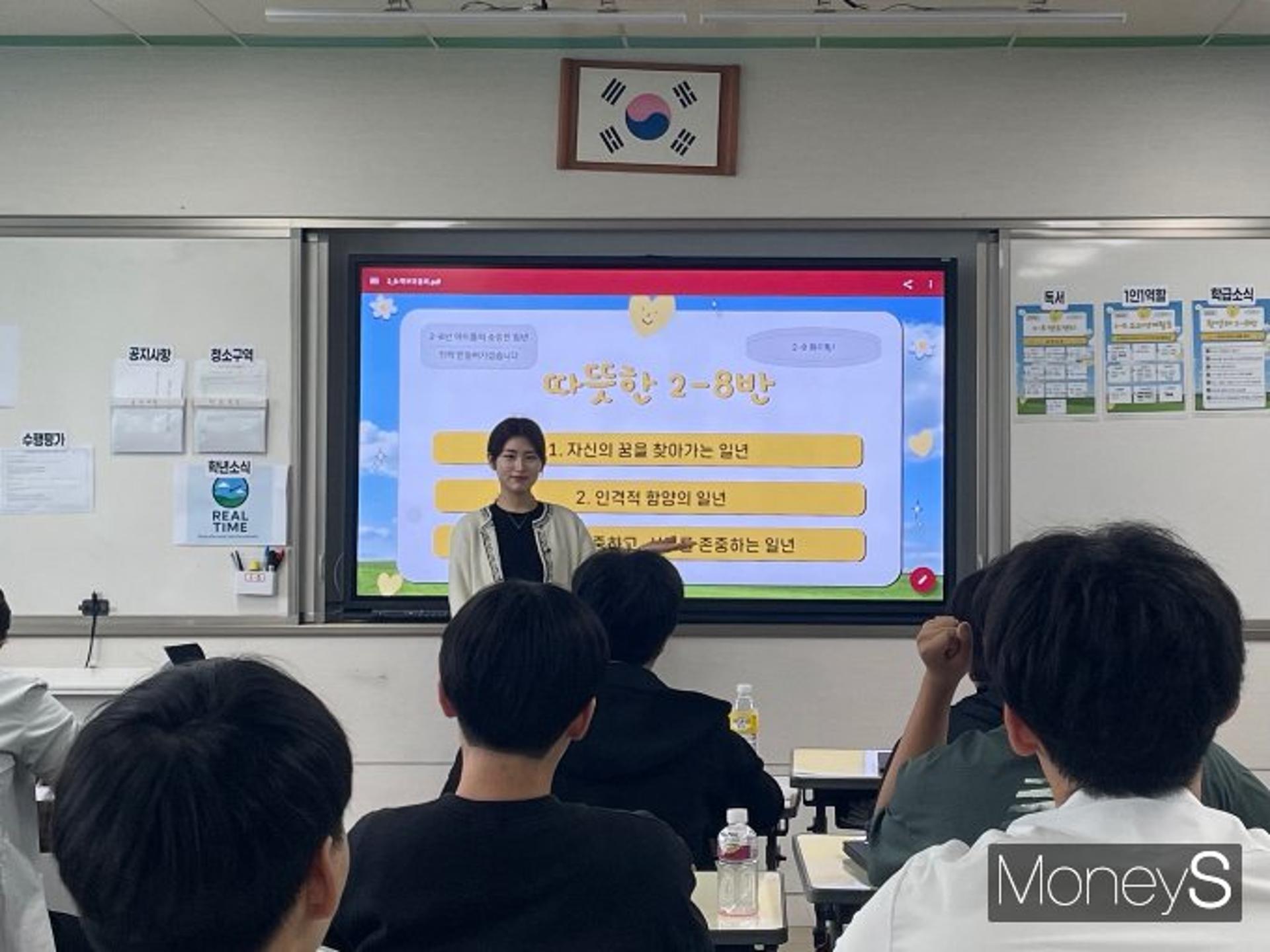 [2025 당신의 대통령] "학생은 어른 그대로 보고 배워… 교육현장 목소리 들어주길"