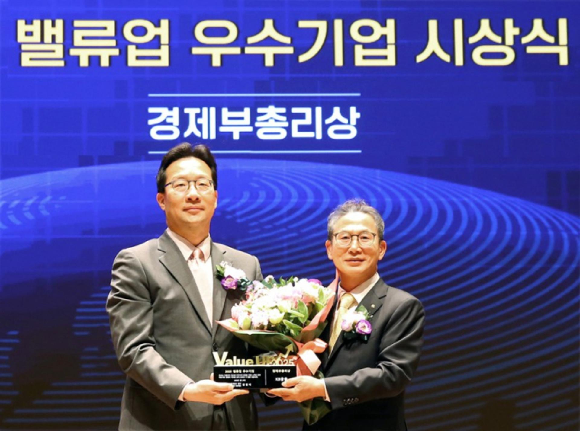 '밸류업 우수생' KB금융, 경제부총리상 수상… "주주가치 향상"