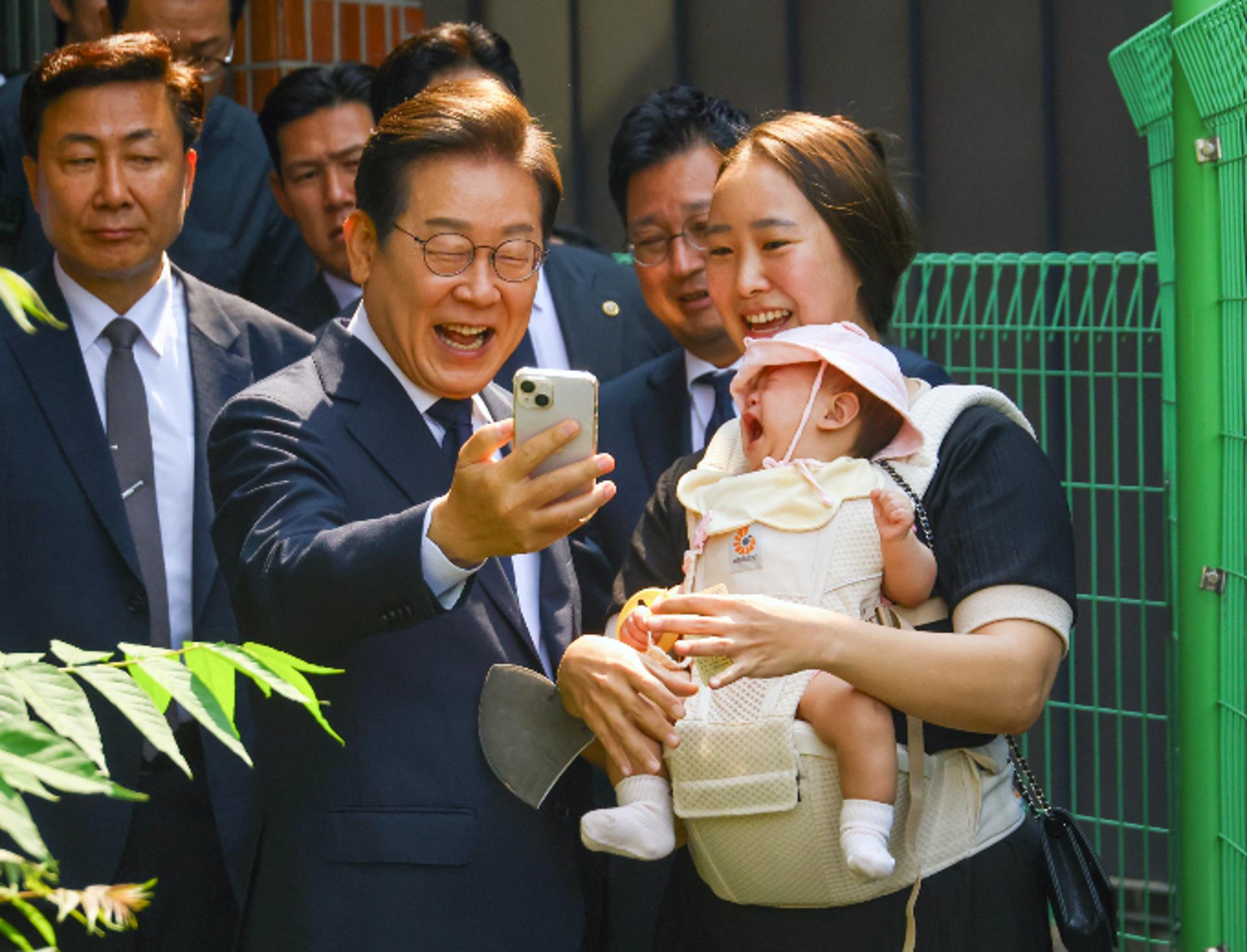 사전투표 마친 이재명 "가까운 사람 쓸거면 사업했지 정치 안했다"