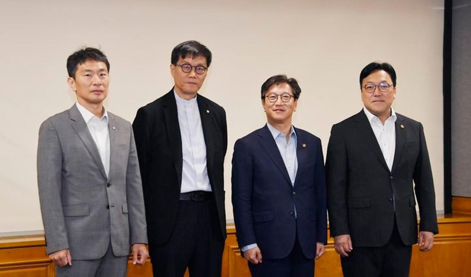 F4, 한국은행 기준금리 인하에 "가계대출, 주택시장 영향 점검"
