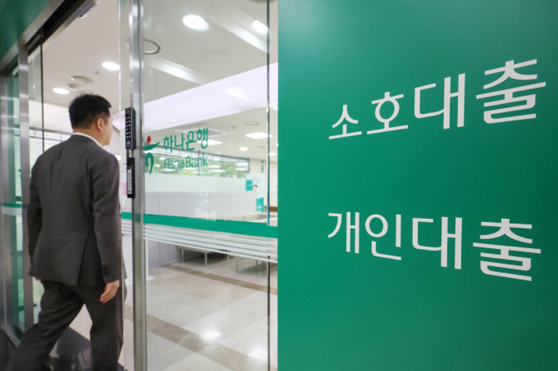 '대출 막차' 몰리자… 가계빚, 한달새 6조원 넘게 늘었다