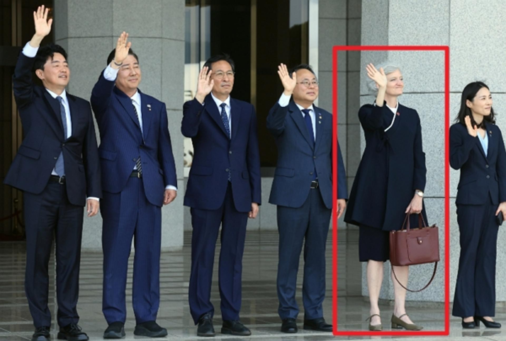 '한복' 입고 이 대통령 배웅… 정장 사이 빛난 외국인 여성, 누구?