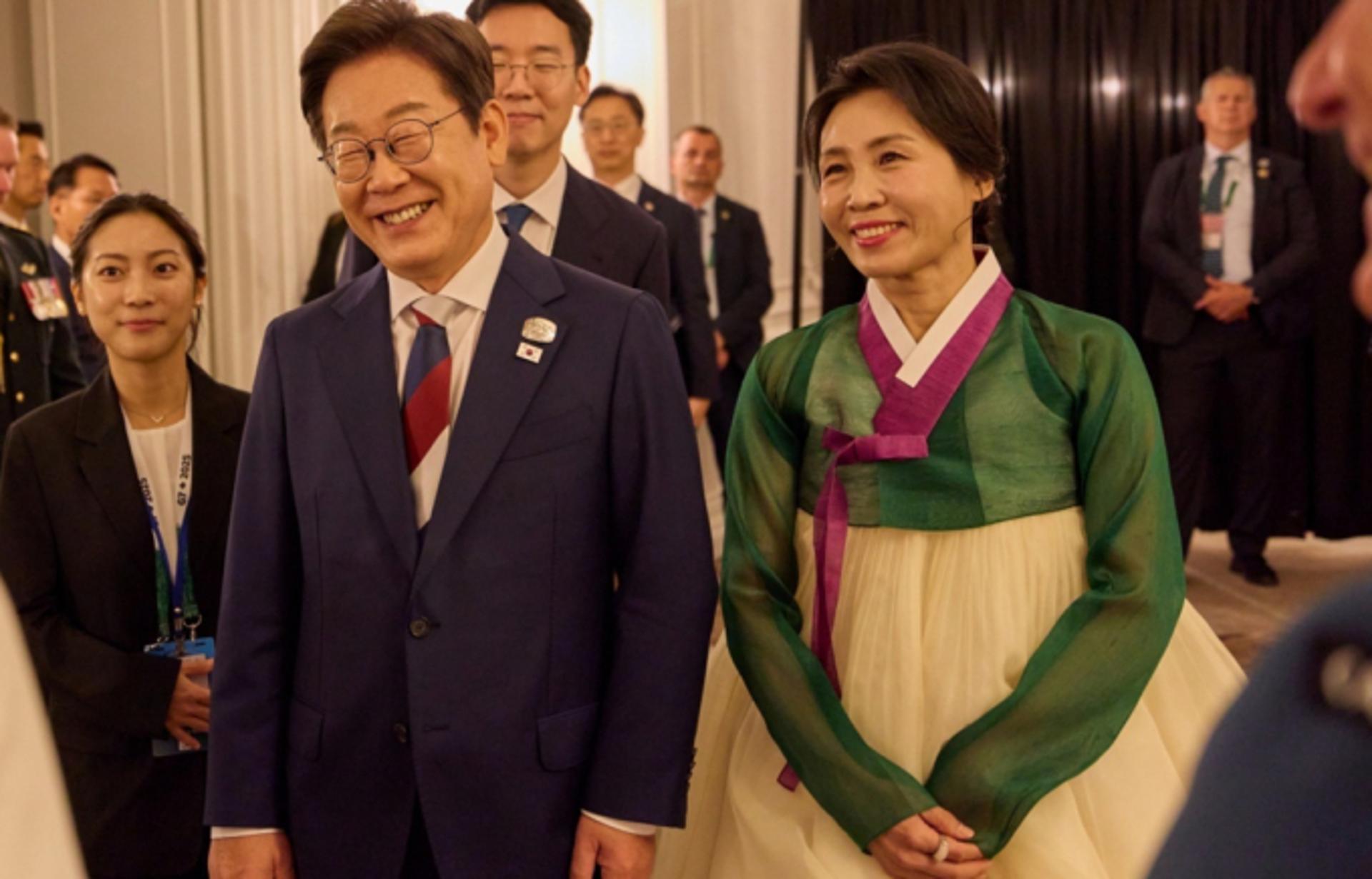 '외교 데뷔전' 한복 입은 김혜경 여사… 역대 영부인 패션 봤더니