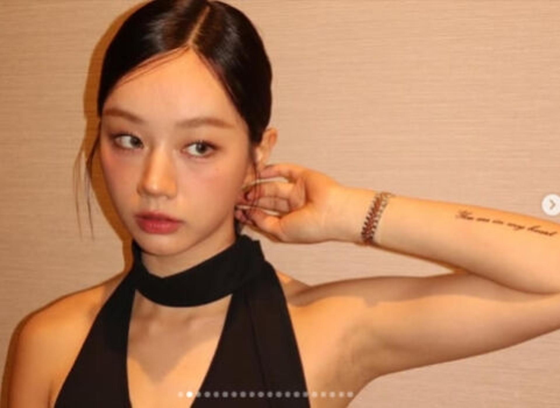 과감한 노출 '헉'… 혜리, 타투+홀터넥 드레스 "아찔하네"