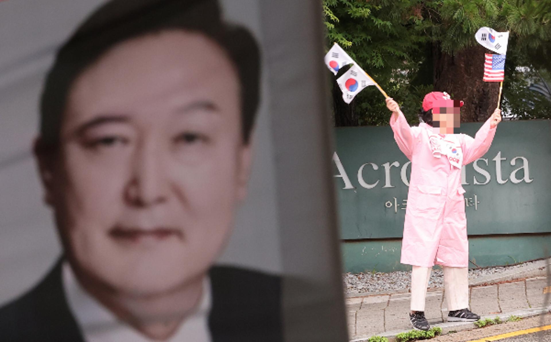 "기적이야! 기적"… 아크로 앞 지지자들, 윤 체포영장 기각에 '환호'