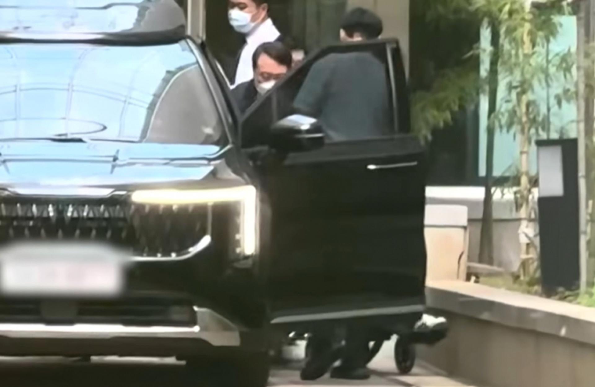 '우울증' 김건희, 11일 만에 퇴원… 윤이 직접 휠체어 밀었다