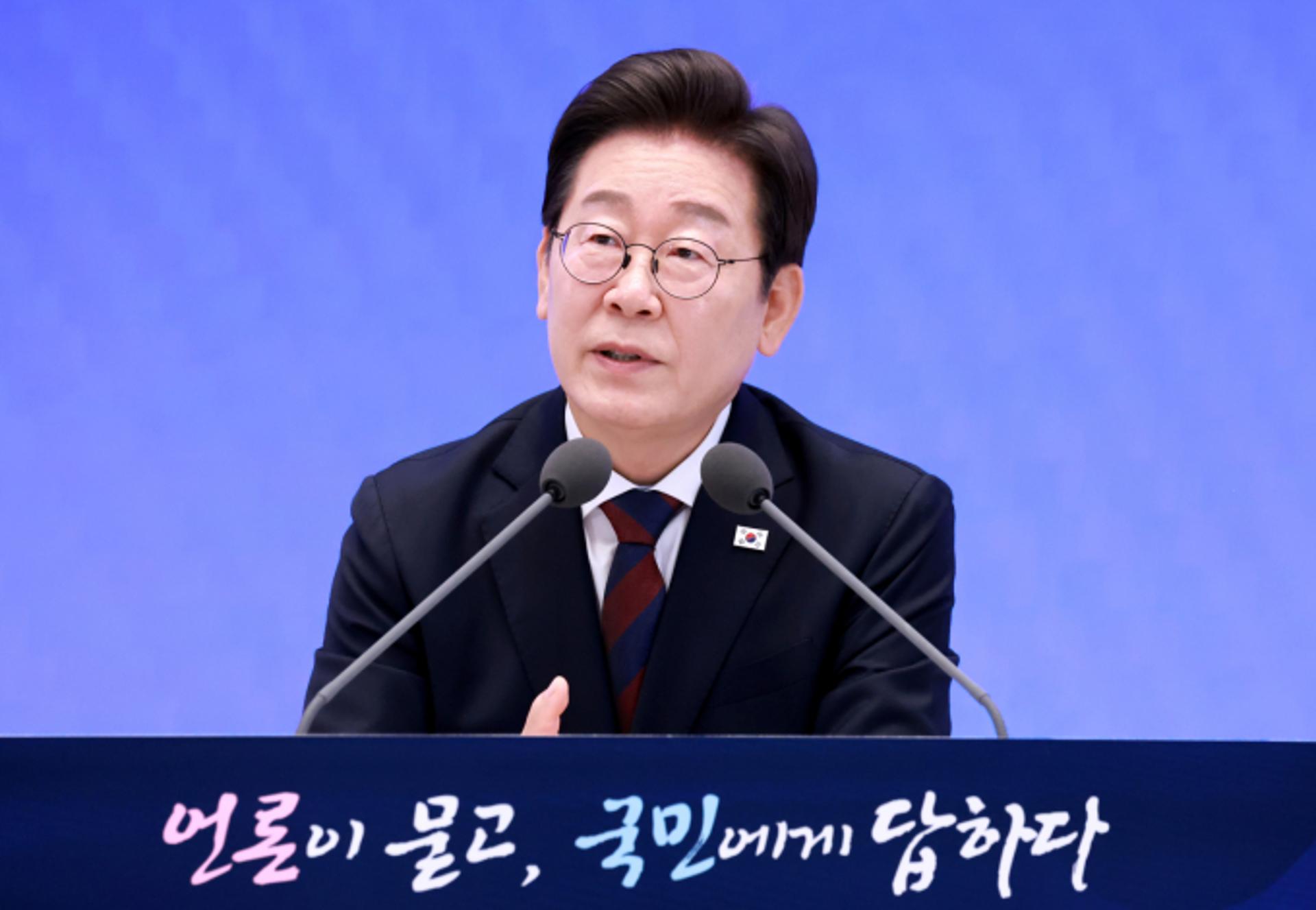 이 대통령 "대출 규제 맛보기"… 추가 신도시 건설엔 "재고 필요"