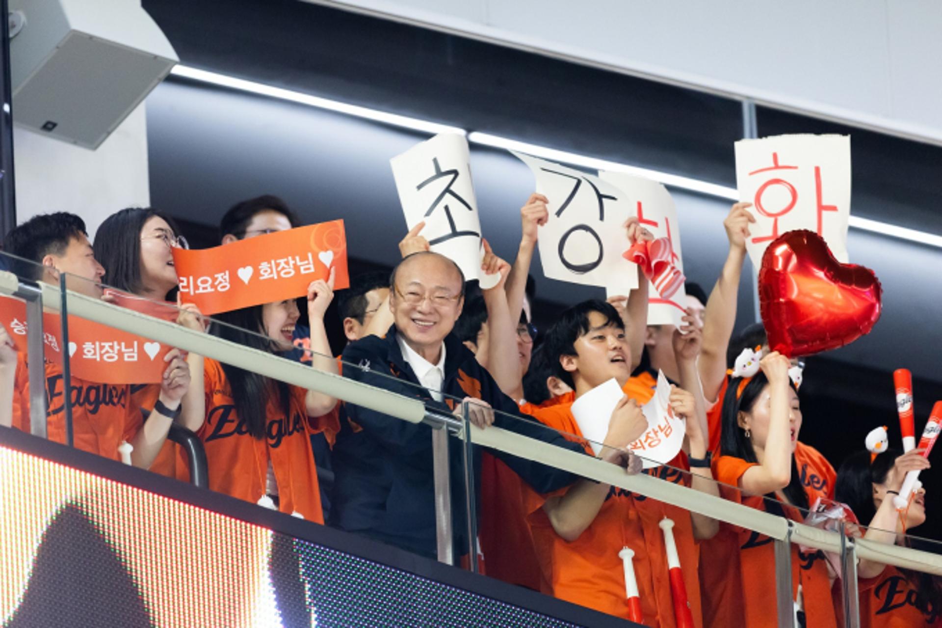 "정상 가자" 김승연 회장, 상반기 시즌 1위 한화이글스 격려