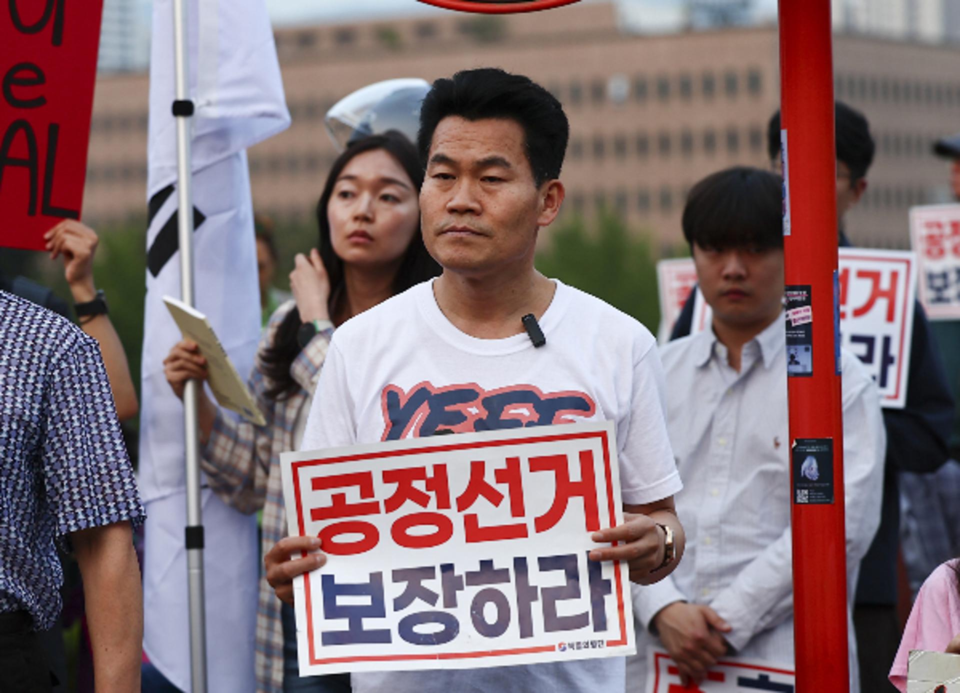 전한길, 국힘 '입당'… 김용태 "송언석, 즉시 거부하고 절연해야"