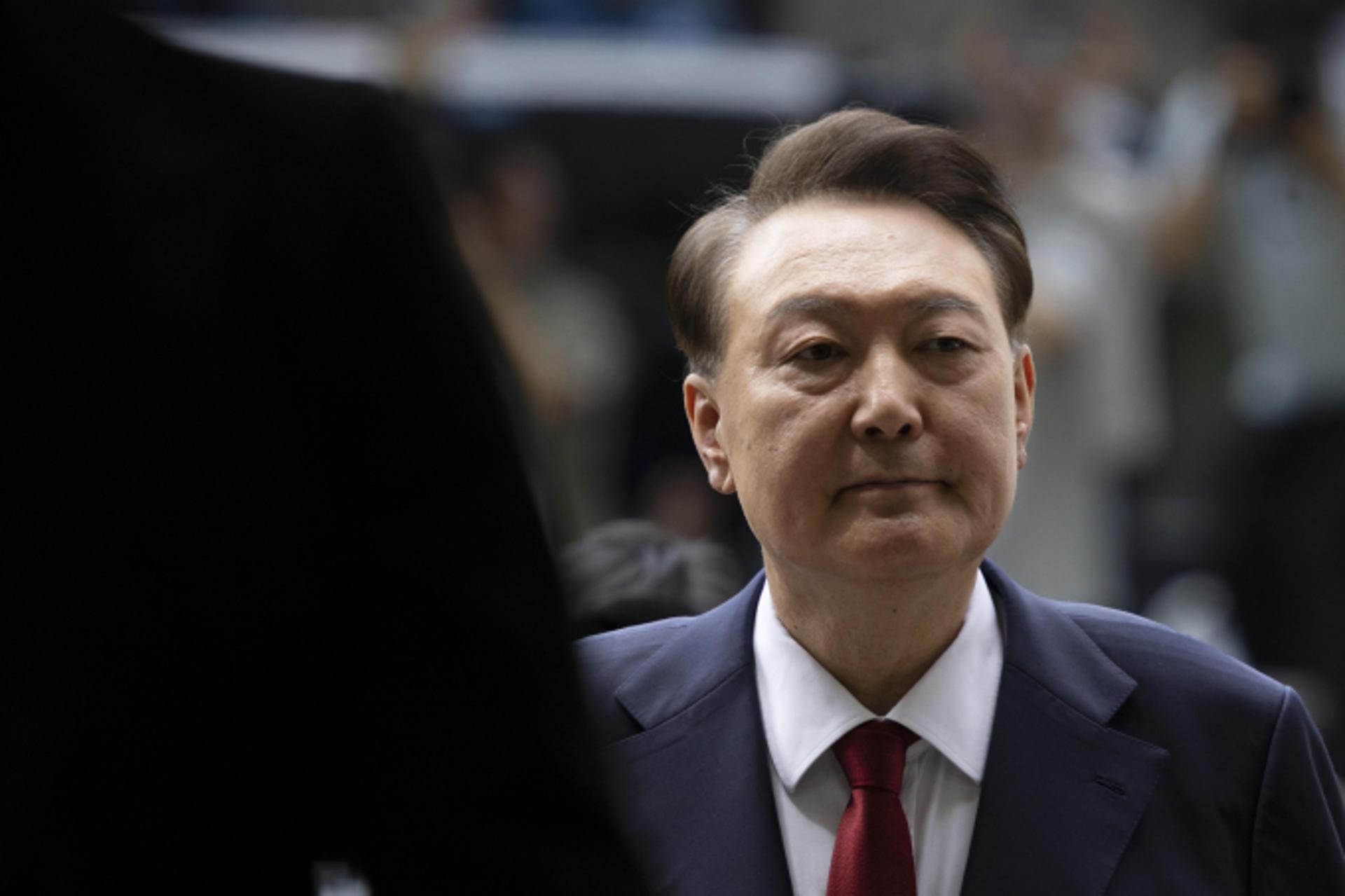 내란특검, 윤석열 전 대통령 구속기소… 직권남용 등 혐의