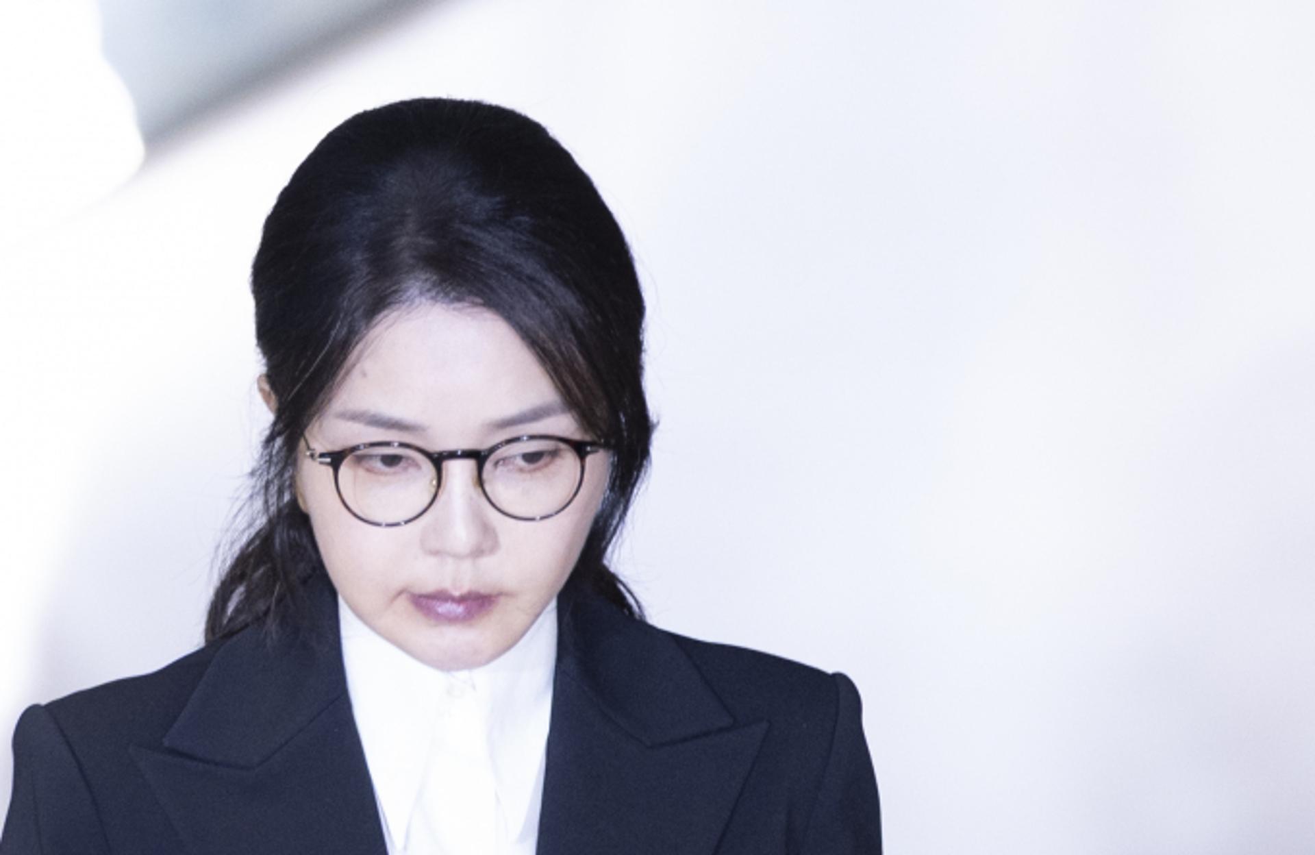 김건희 여사, 조사 마치고 휘청이며 귀가… 취재진 질문엔 '묵묵부답'