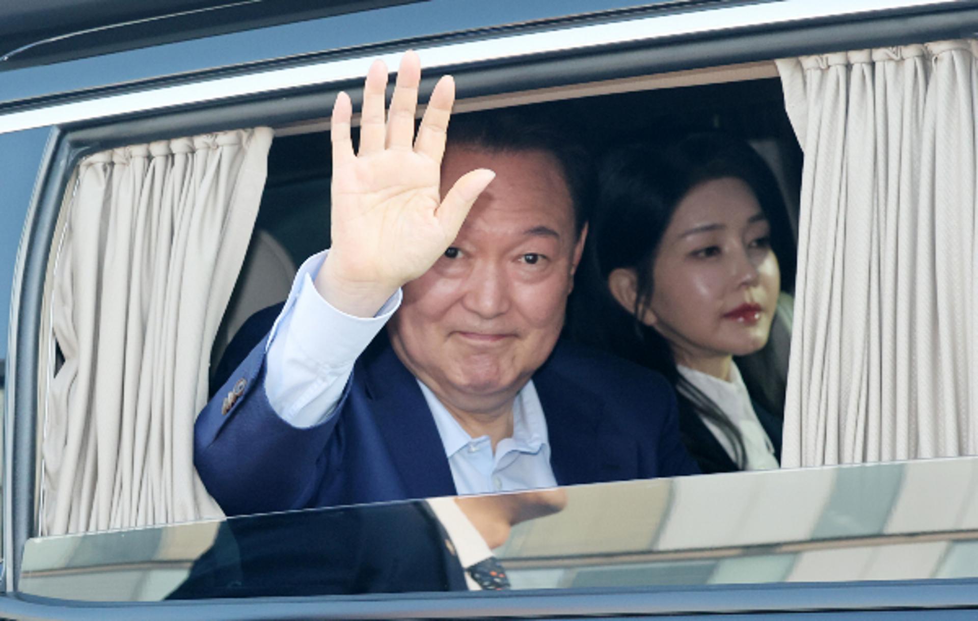 "김건희도 계엄 위자료 내"… 시민 1만명, 윤 전 대통령 부부에 손배소