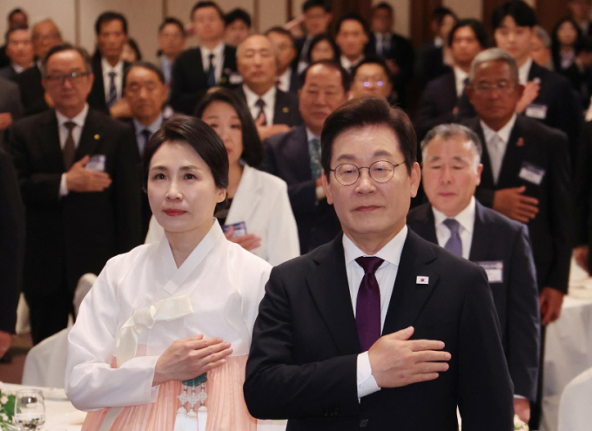 일본 간 이 대통령, 재일동포부터 챙겼다… 국가폭력 과거사 사과
