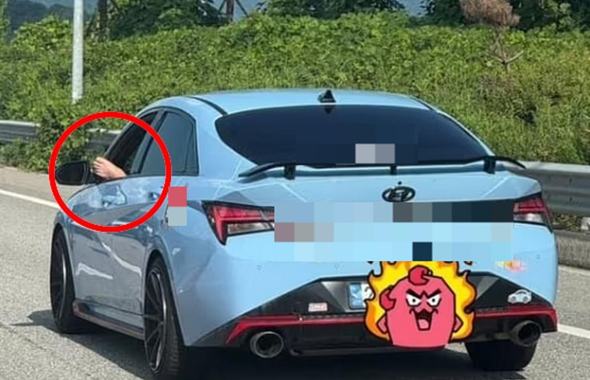 "말로만 듣던 발운전?"… 고속도로서 운전석 창문밖으로 '맨발' 빼꼼