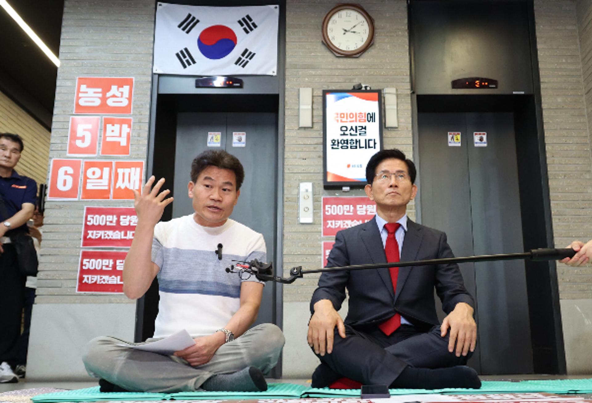 전한길 "나 버린 김문수, 사과하고 정계 은퇴하라… 내 뒤엔 윤석열"