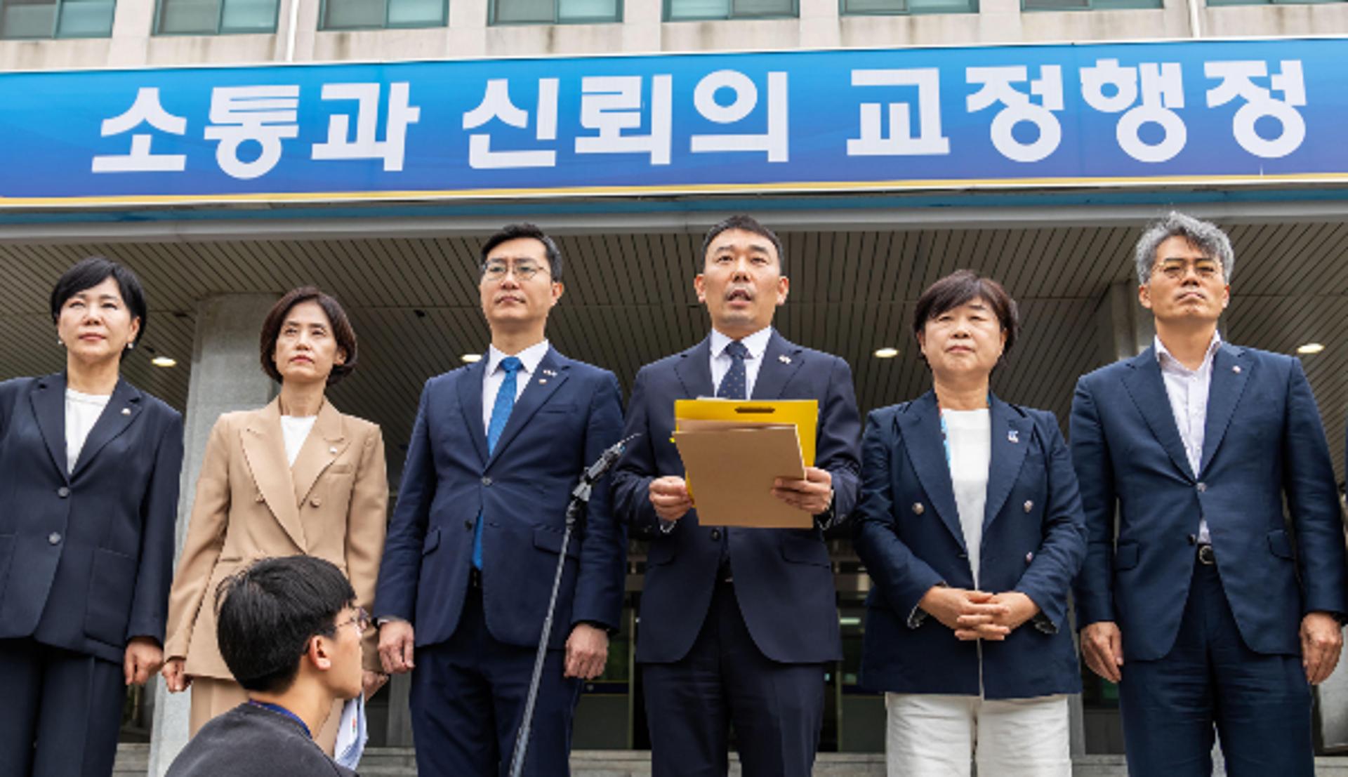 "속옷 차림 반발, 7명 수발 제왕처럼"… 윤석열 구치소 CCTV 열람