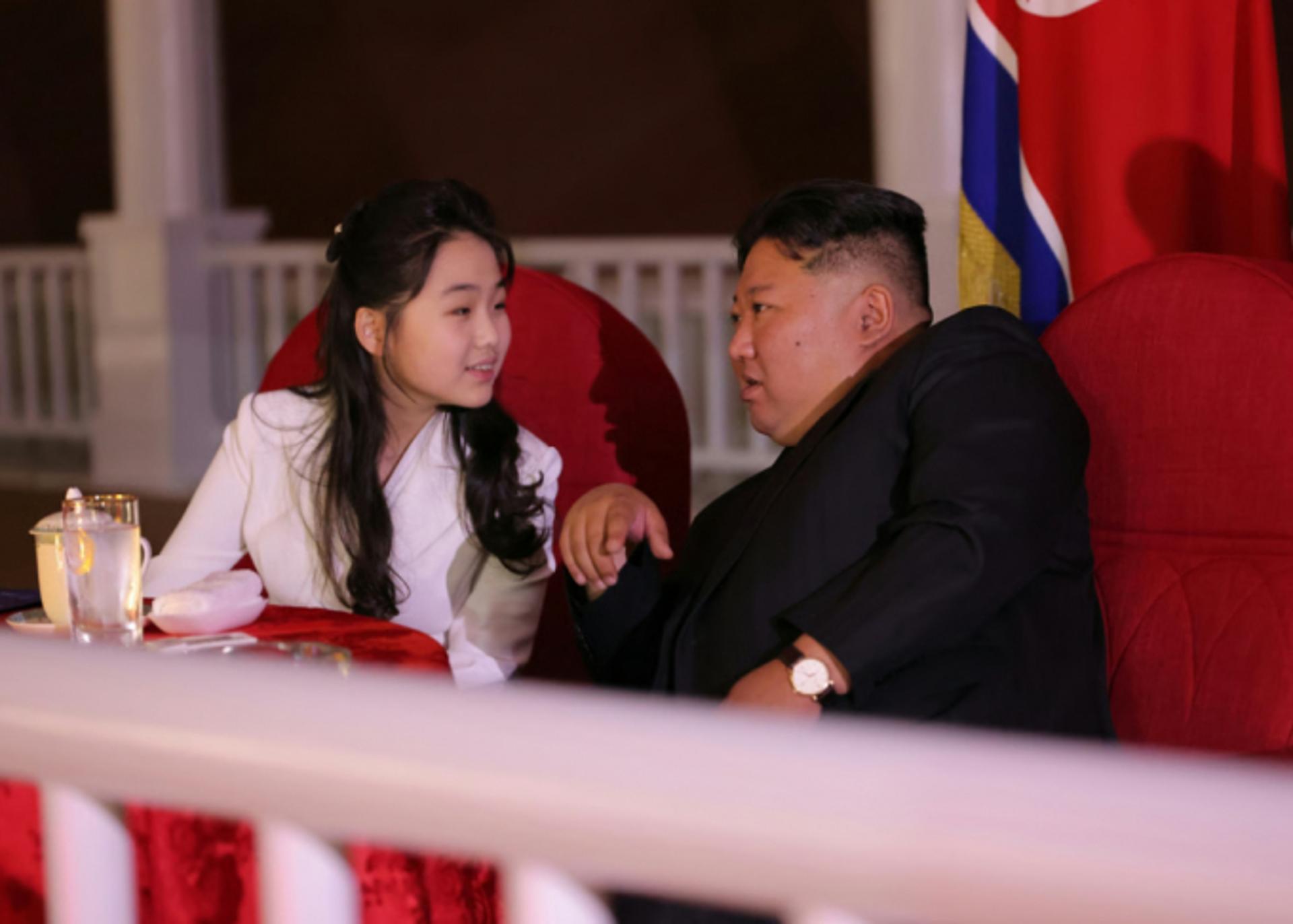국정원 "김주애, 유력 후계자로서 입지 다져"