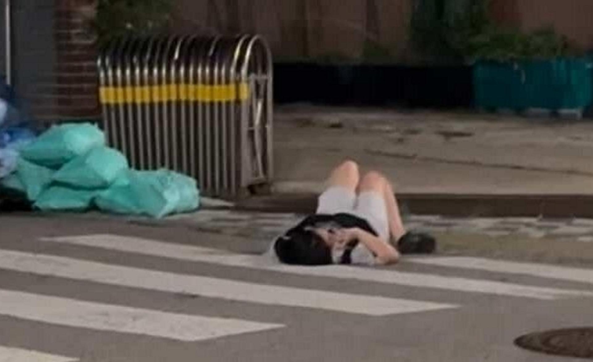 "목숨 걸고 어딜 전화하시나"… 전주 한옥마을 도로 점령한 무개념 여성