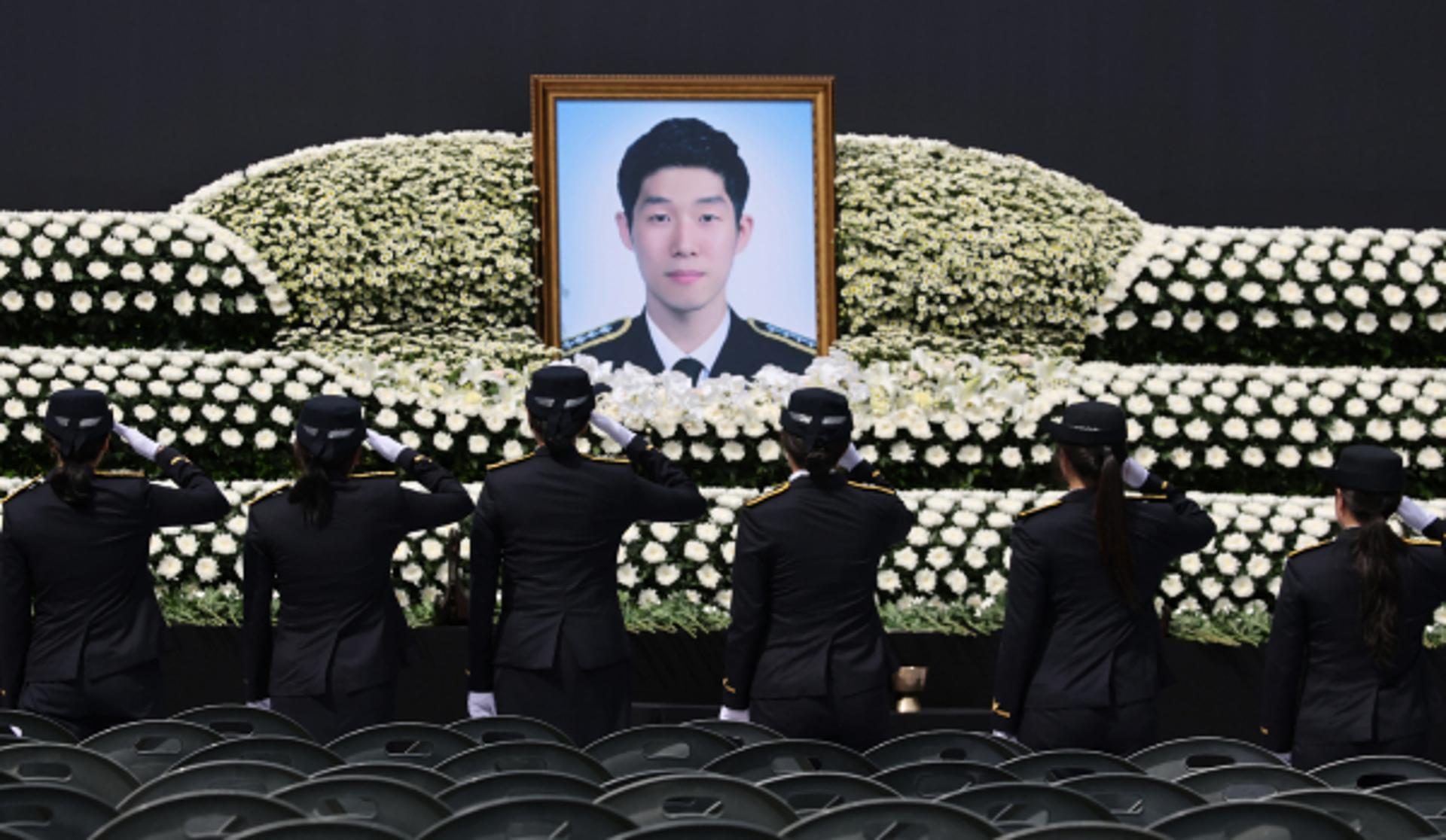 "영웅 만들어야 하니 함구하라"… 숨진 해경 동료들, '은폐 시도' 폭로