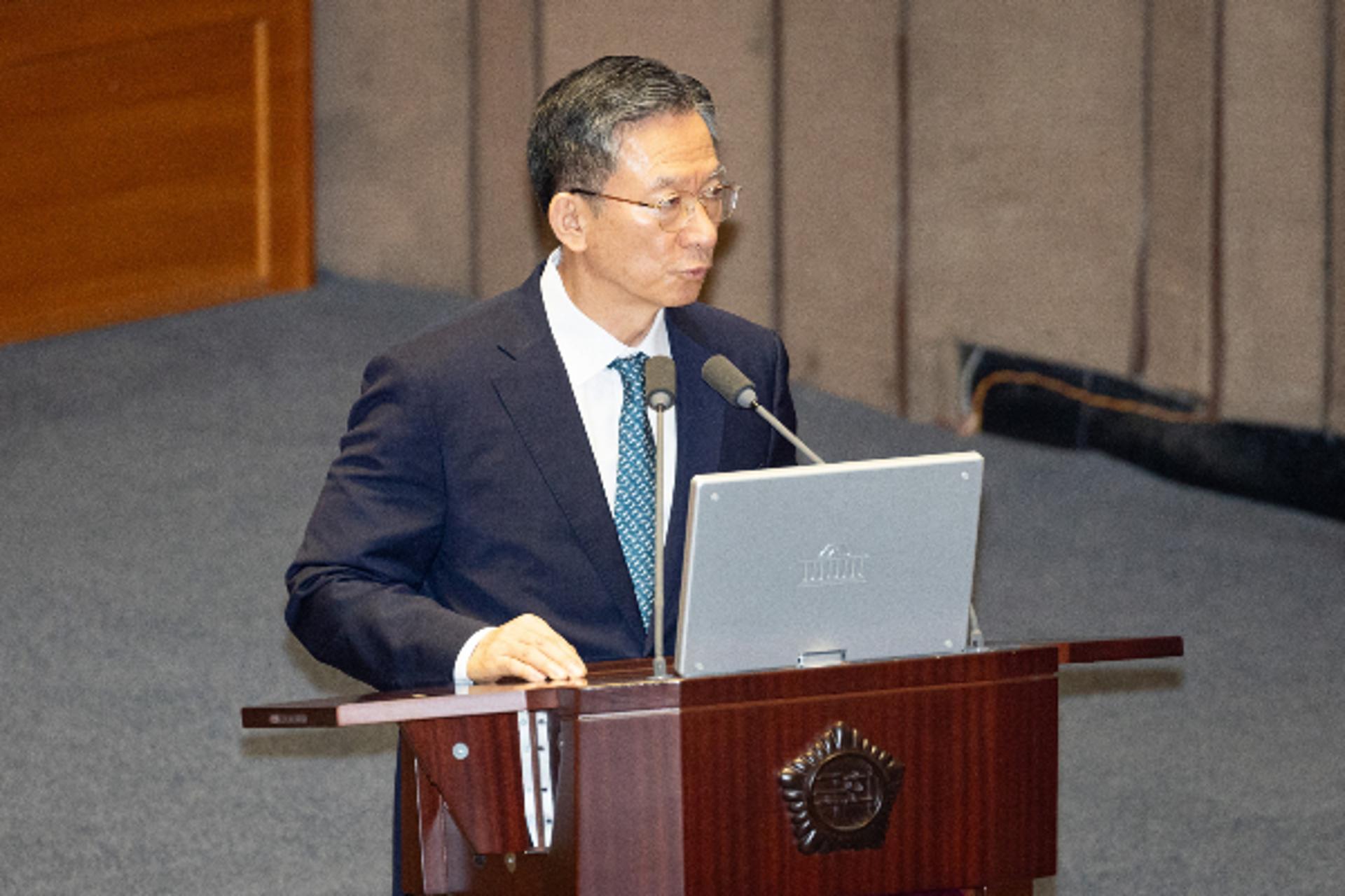 정성호 "국힘 정당해산 청구, 여러 사건 종료 후 종합 판단할 것"