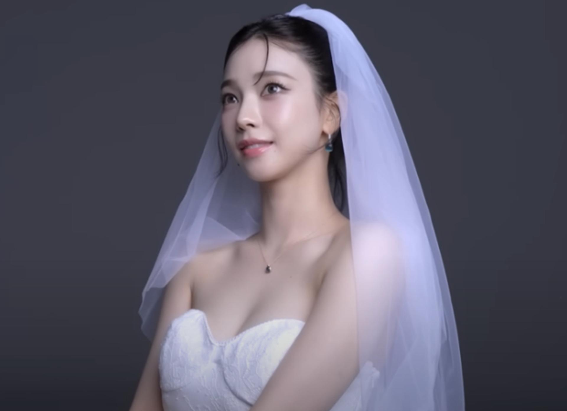 "엄마, 나 결혼해"… 에스파 카리나, 웨딩드레스 입었다고?