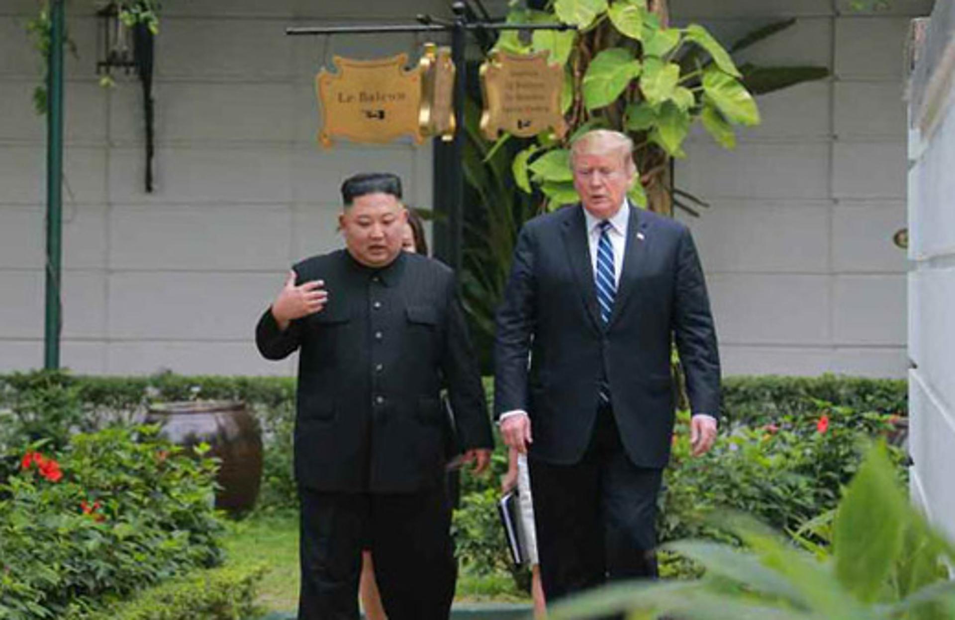 백악관 "트럼프, 김정은과 전제조건 없는 대화 의사 있다"