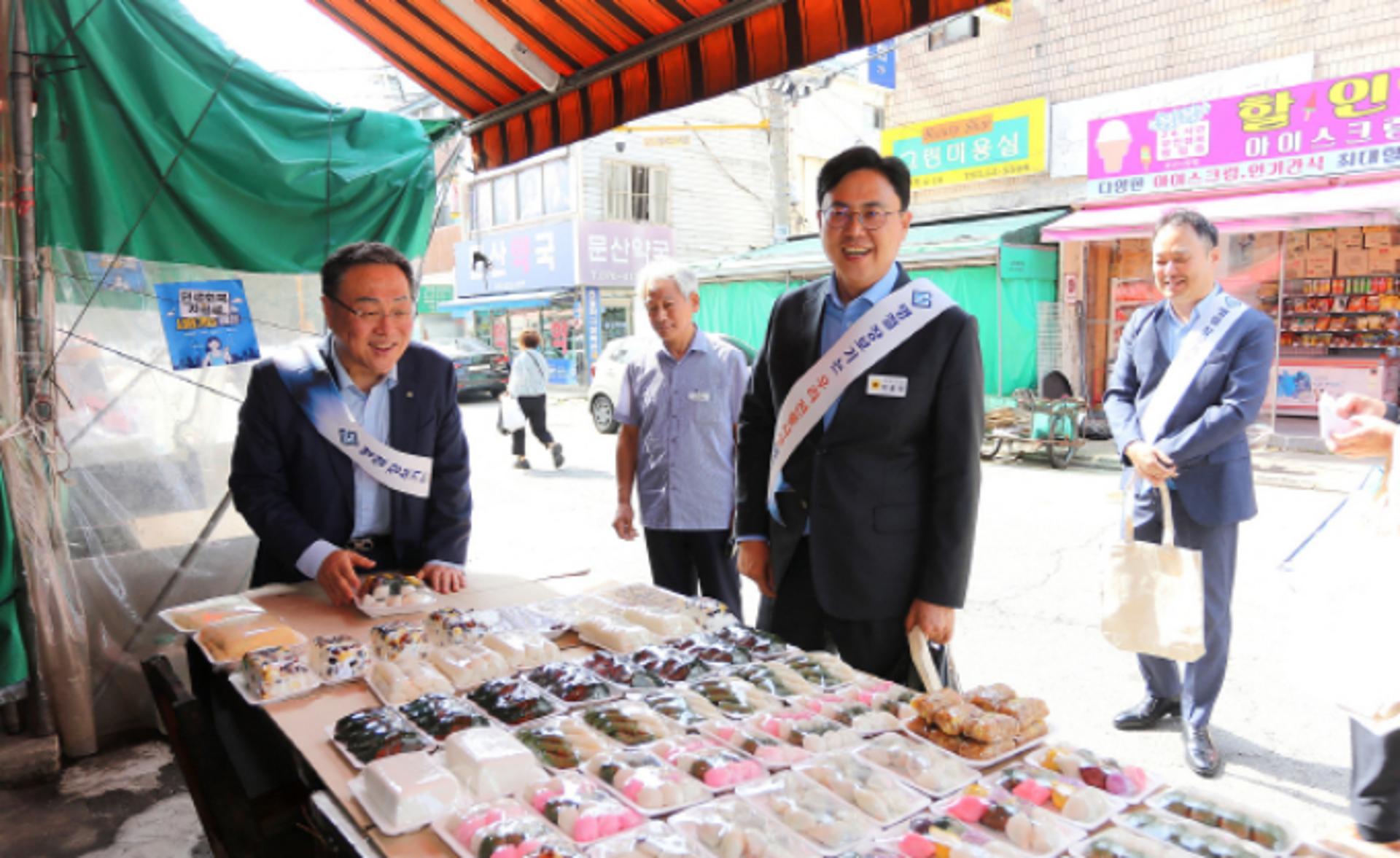 경기신용보증재단, 문산자유시장서 전통시장 장보기 행사