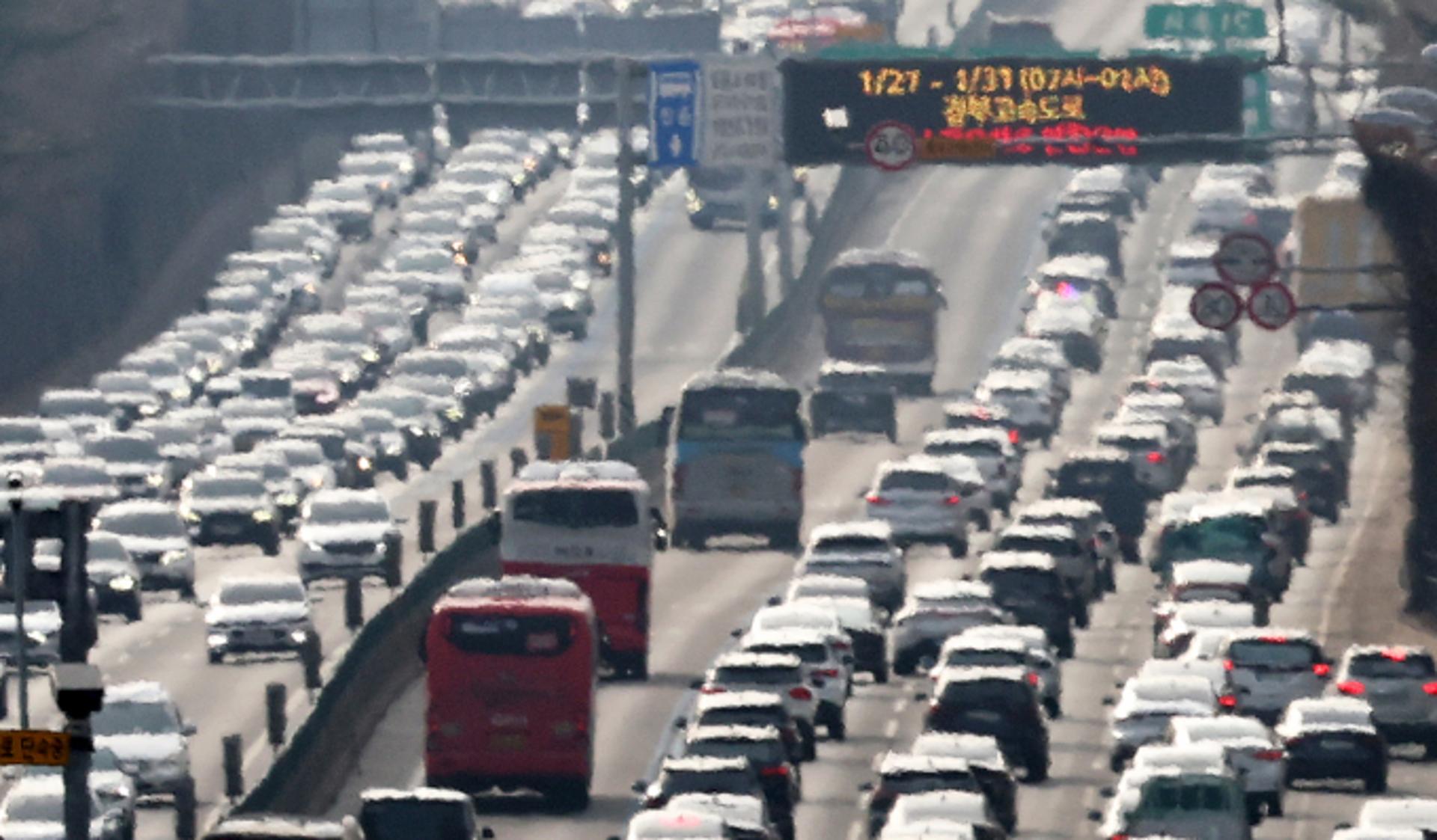 부산→서울 6시간 50분… 귀경길 '정체 절정' 자정 넘어야 풀린다