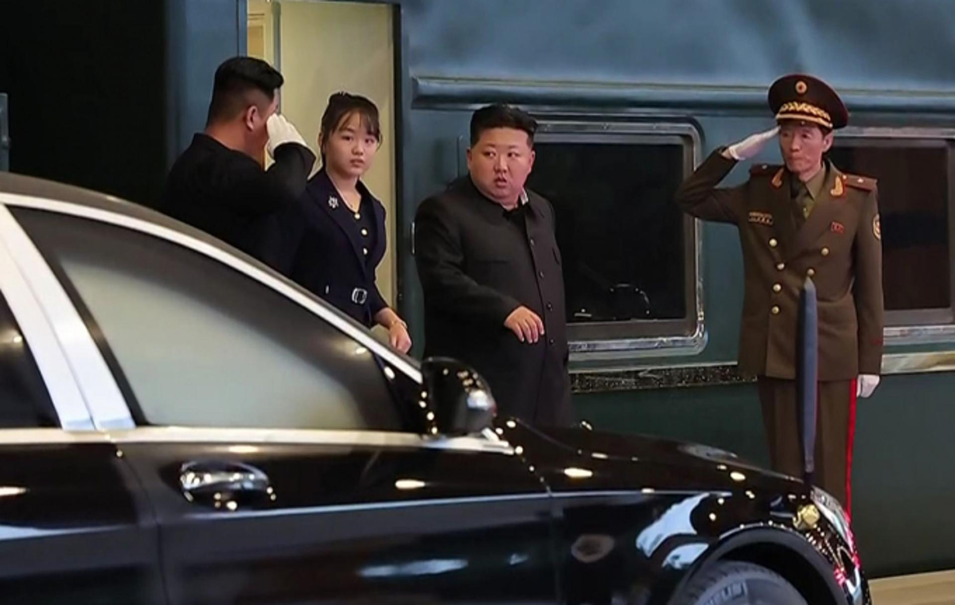 김정은 딸 주애, 북한 열병식 불참… 한 달 넘게 공식석상서 사라져